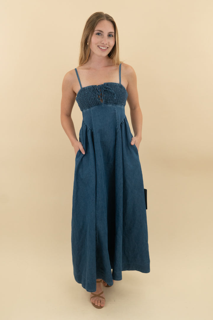 lulus dark wash denim smocked midi dress nwt (xs: retail $65)