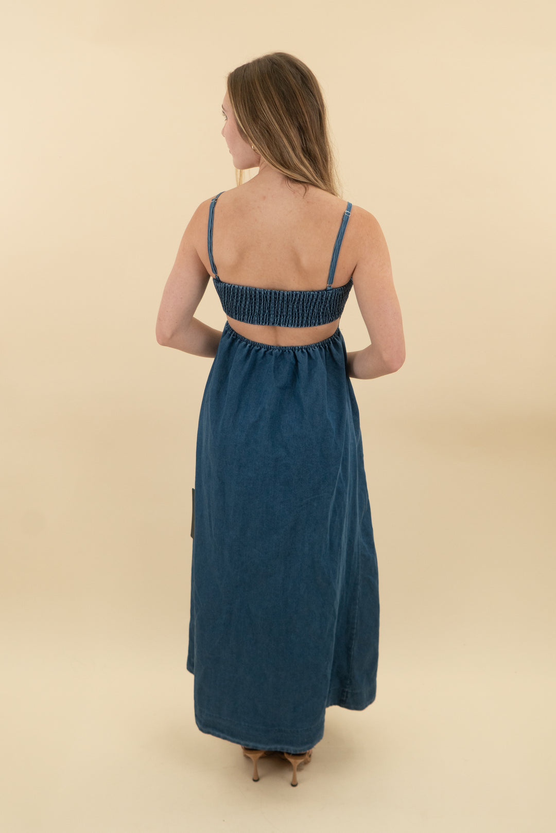 lulus dark wash denim smocked midi dress nwt (xs: retail $65)