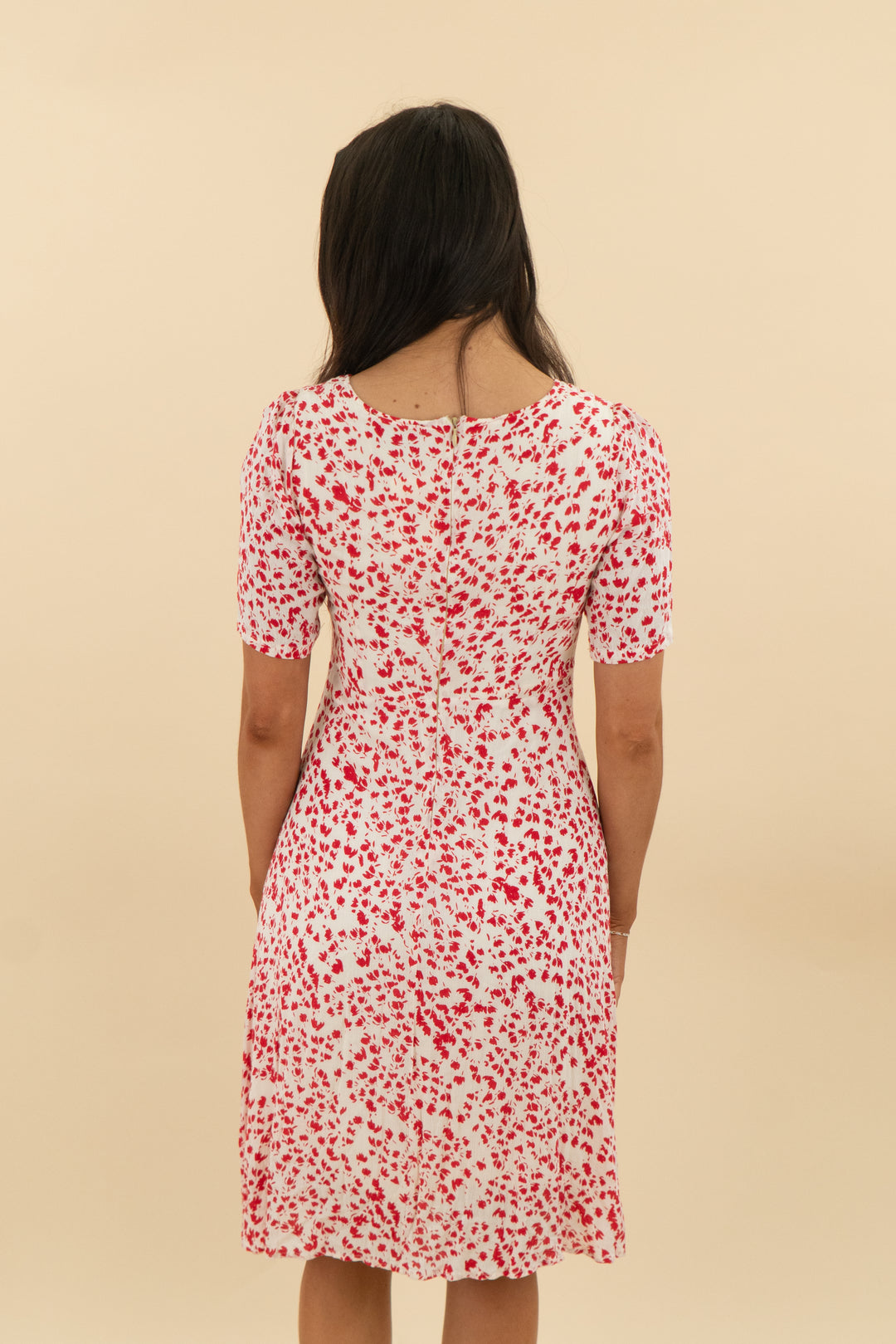 vici off-white red floral short sleeve midi dress (s: retail $74)
