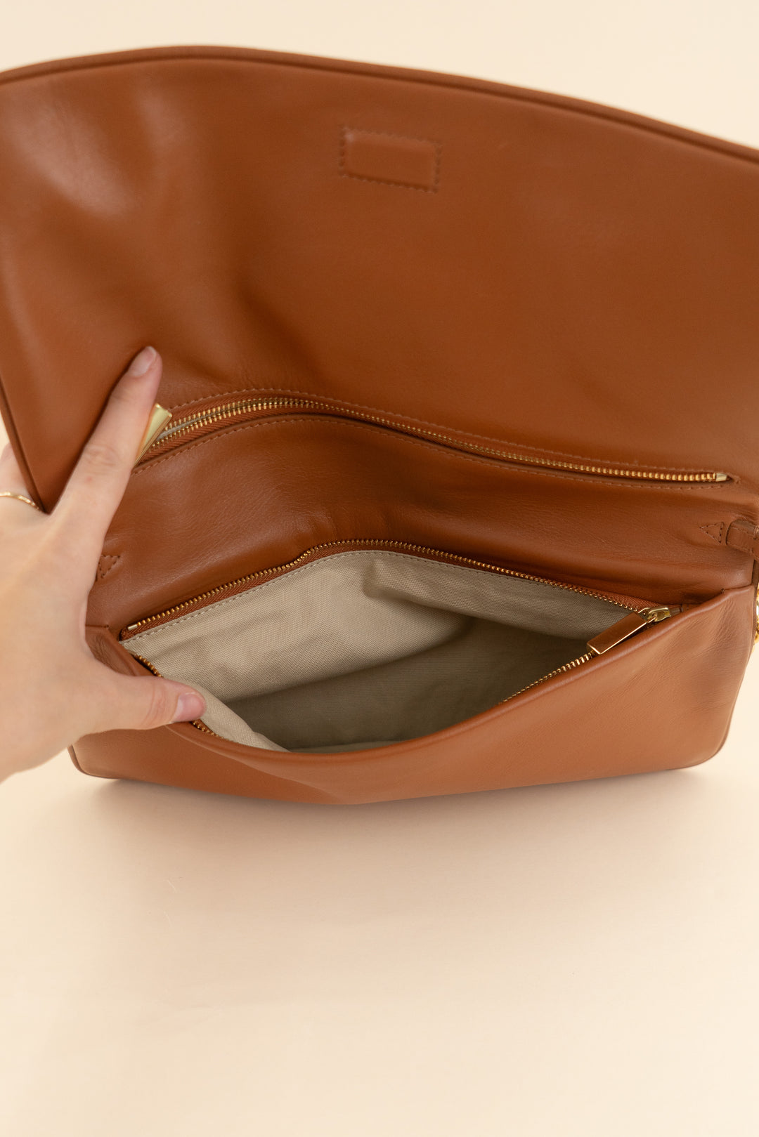tory burch camel shoulder bag w/ chain (os; retail $395)