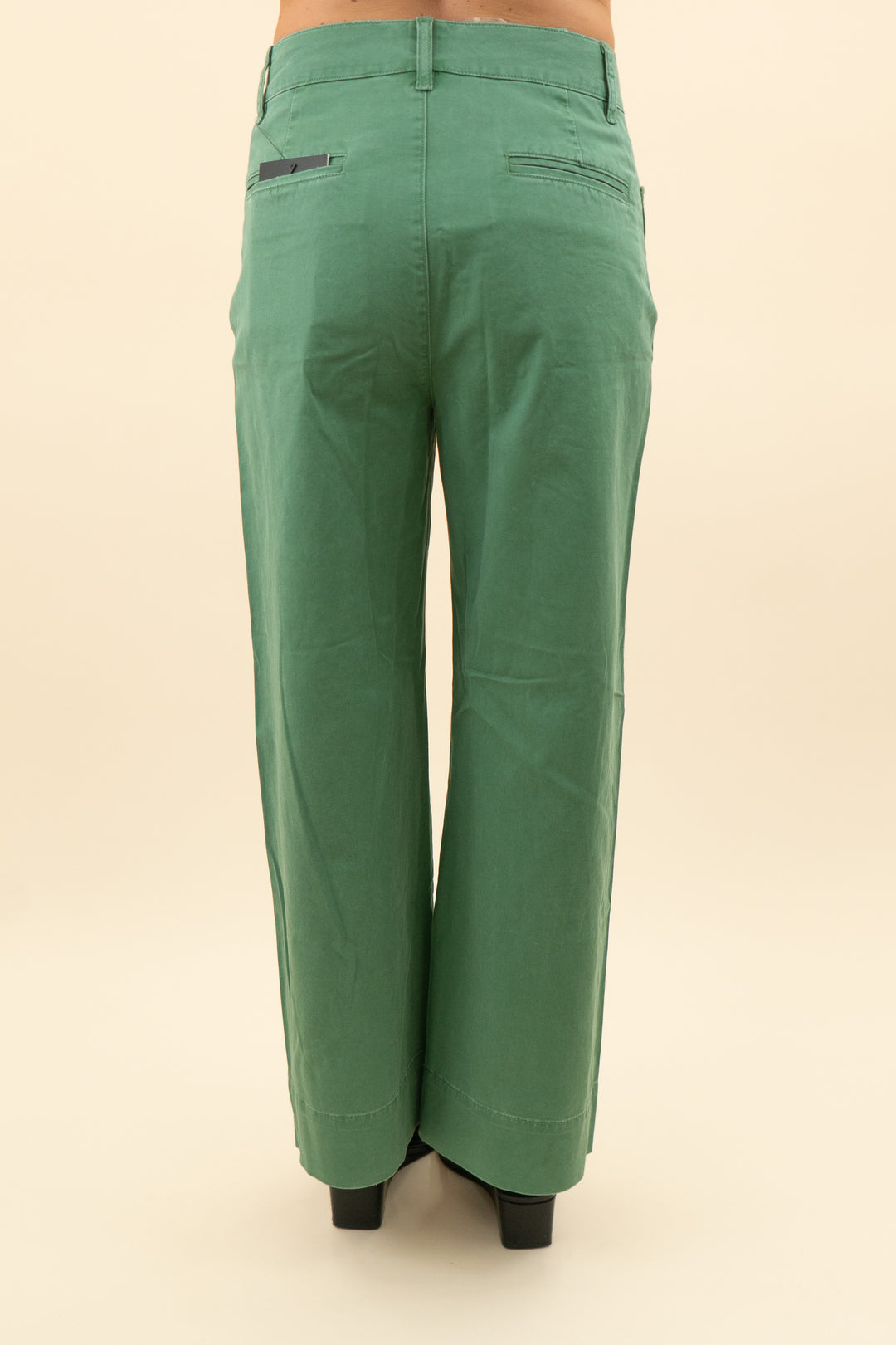 tuckernuck kelly green khaki pants with scalloped pockets nwt (2; retail $198)