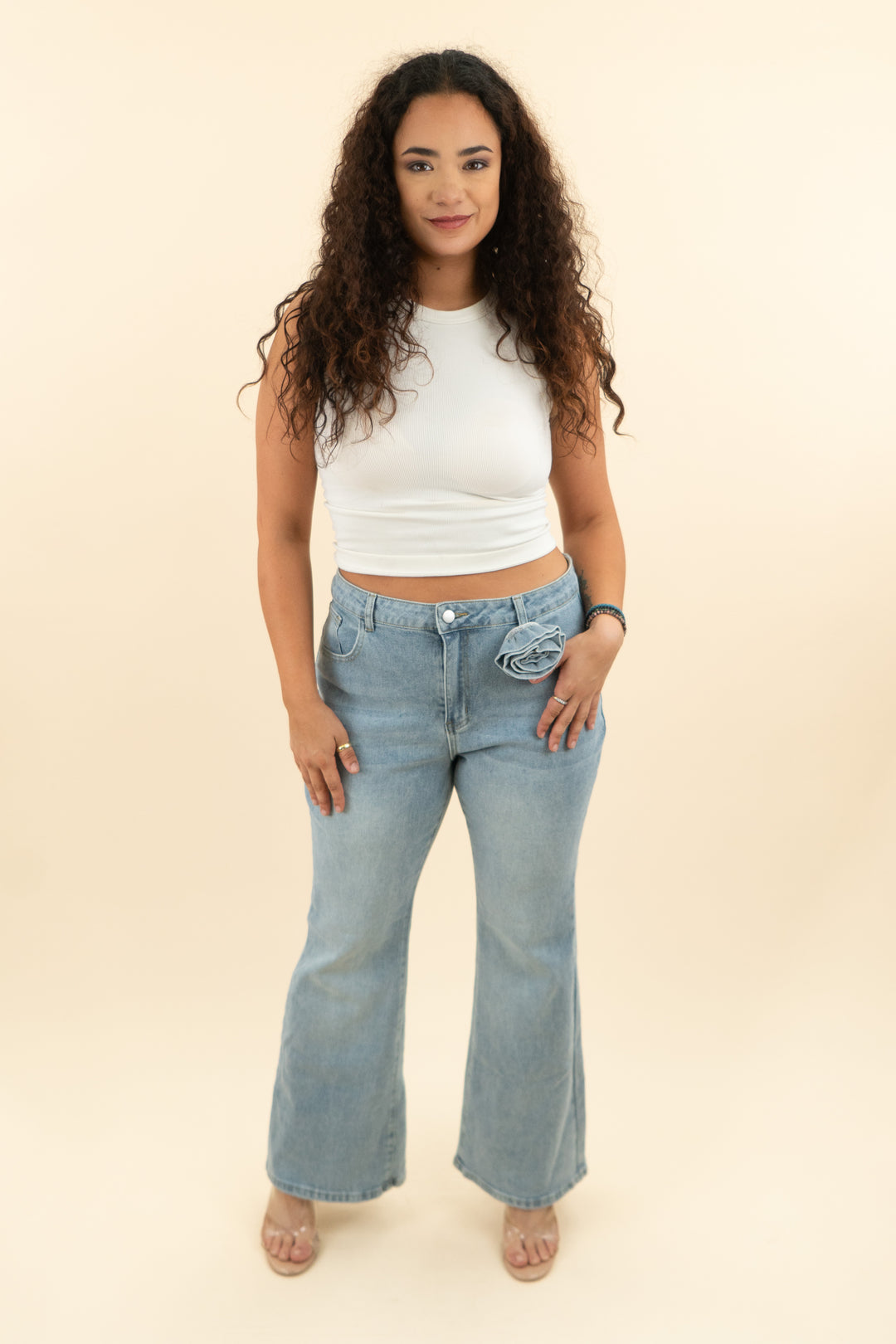 cupshe x renee elisha light wash flare jeans with detachable rosette nwt (l; retail $34)