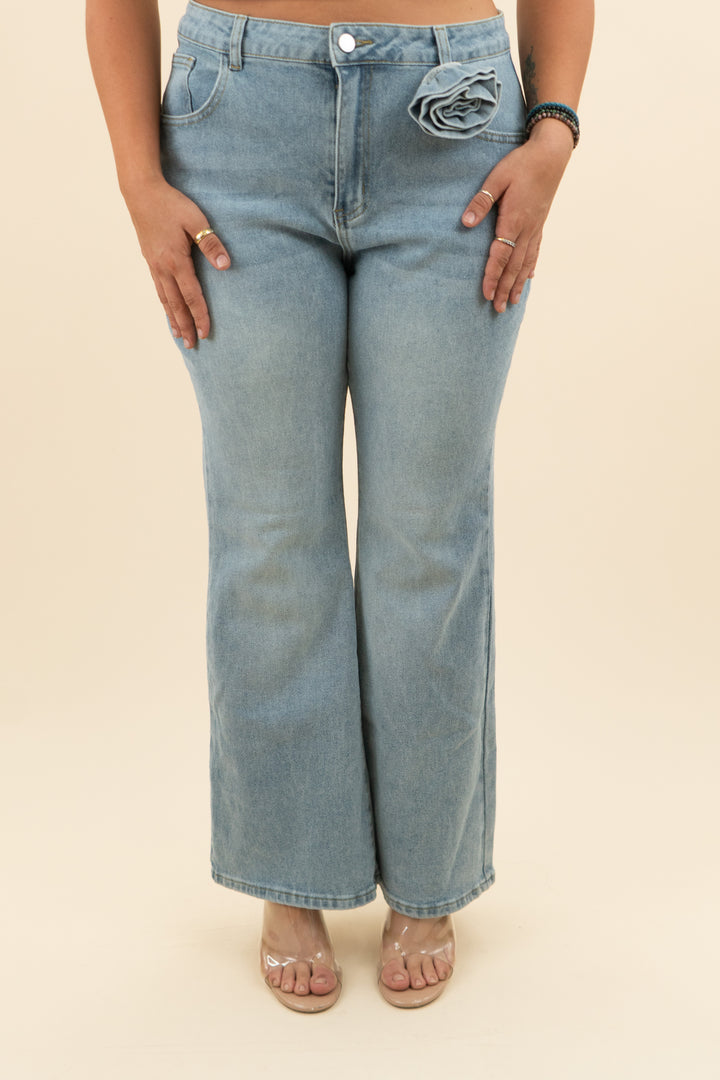 cupshe x renee elisha light wash flare jeans with detachable rosette nwt (l; retail $34)