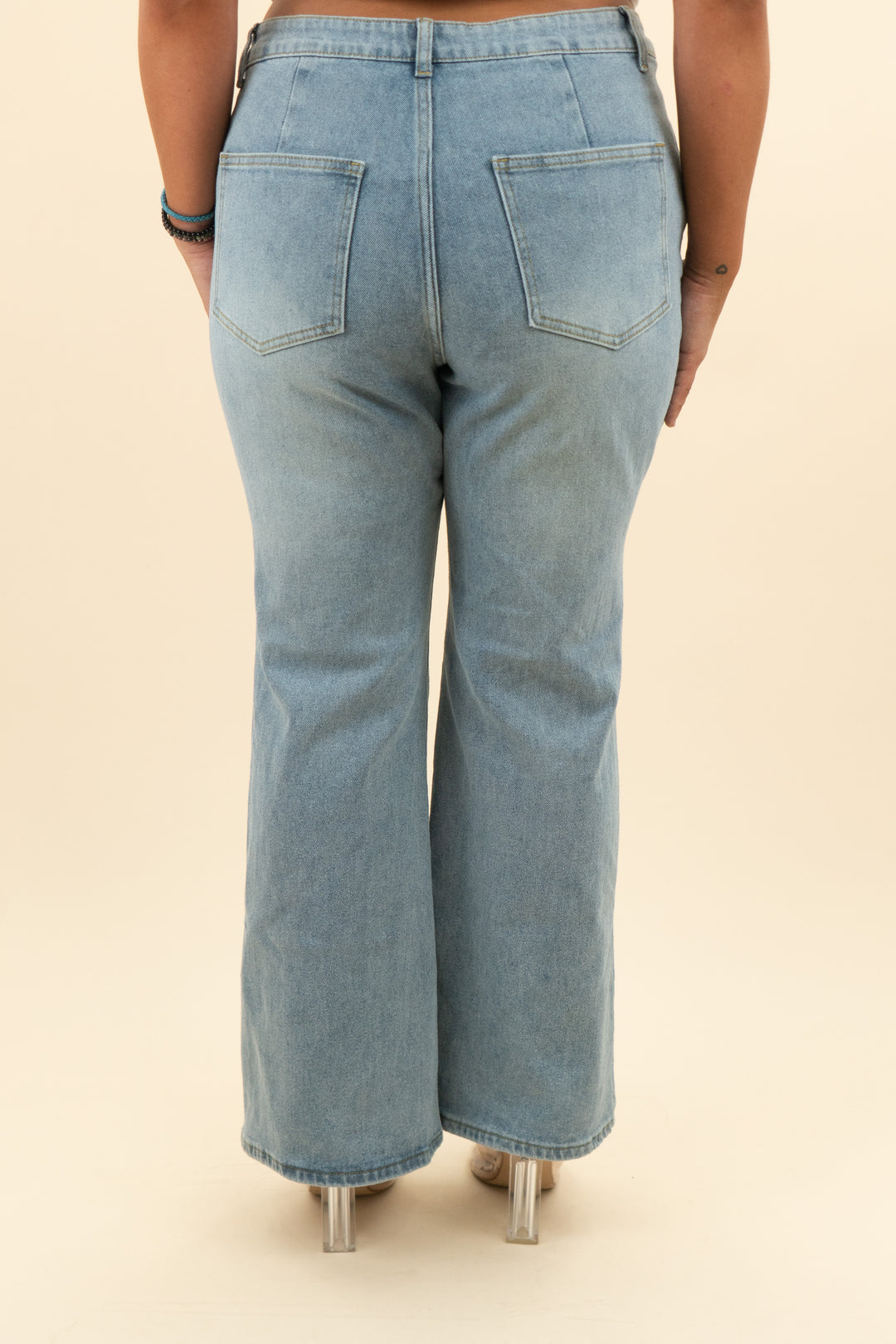 cupshe x renee elisha light wash flare jeans with detachable rosette nwt (l; retail $34)
