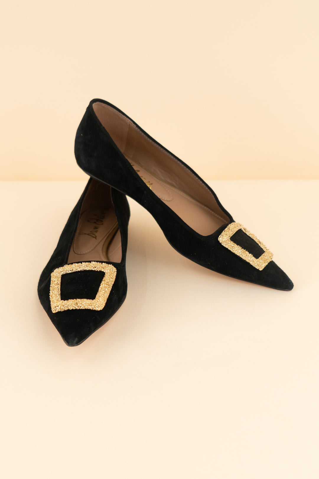 sam edelman black pointy toe flat w/ gold toe embellishment (9.5; retail $140)