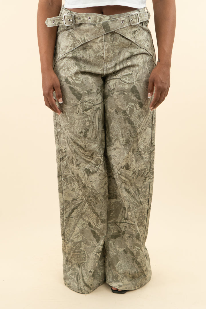 princess polly mckinley mid rise wide leg camo jeans nwt (4; retail $85)