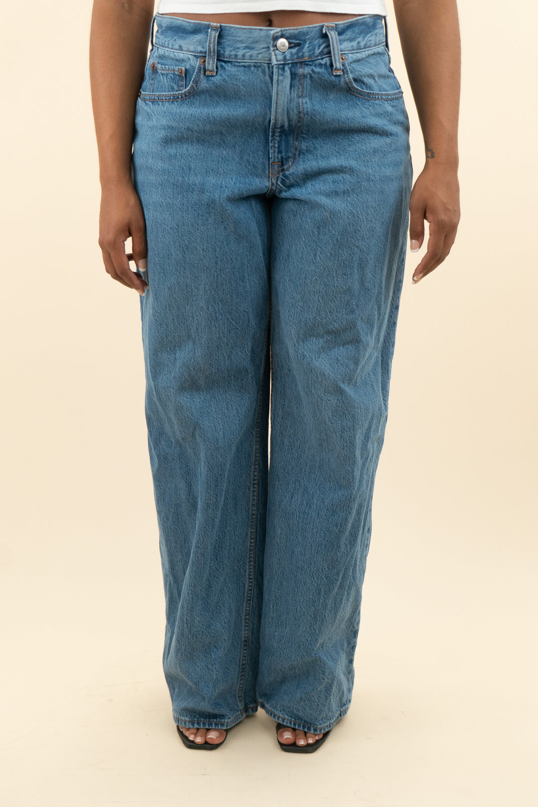 abercrombie & fitch medium wash the ultra loose low rise jean (26l; retail $90)