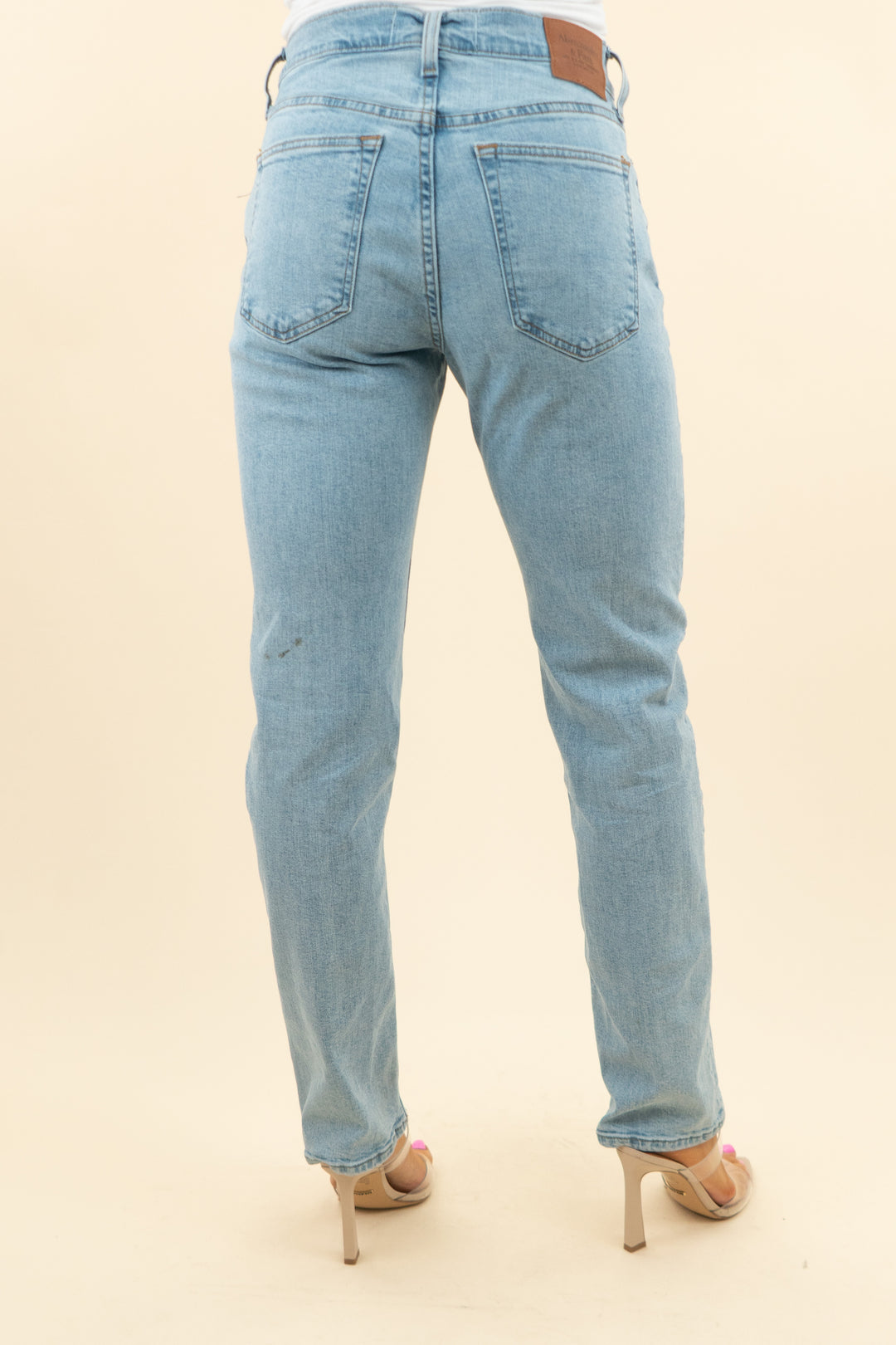 abercrombie & fitch light wash straight leg jean (28; retail $90)