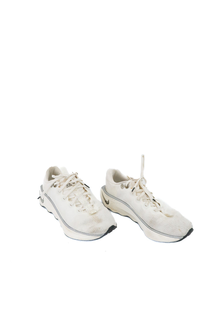 nike white sneaker (9.5)