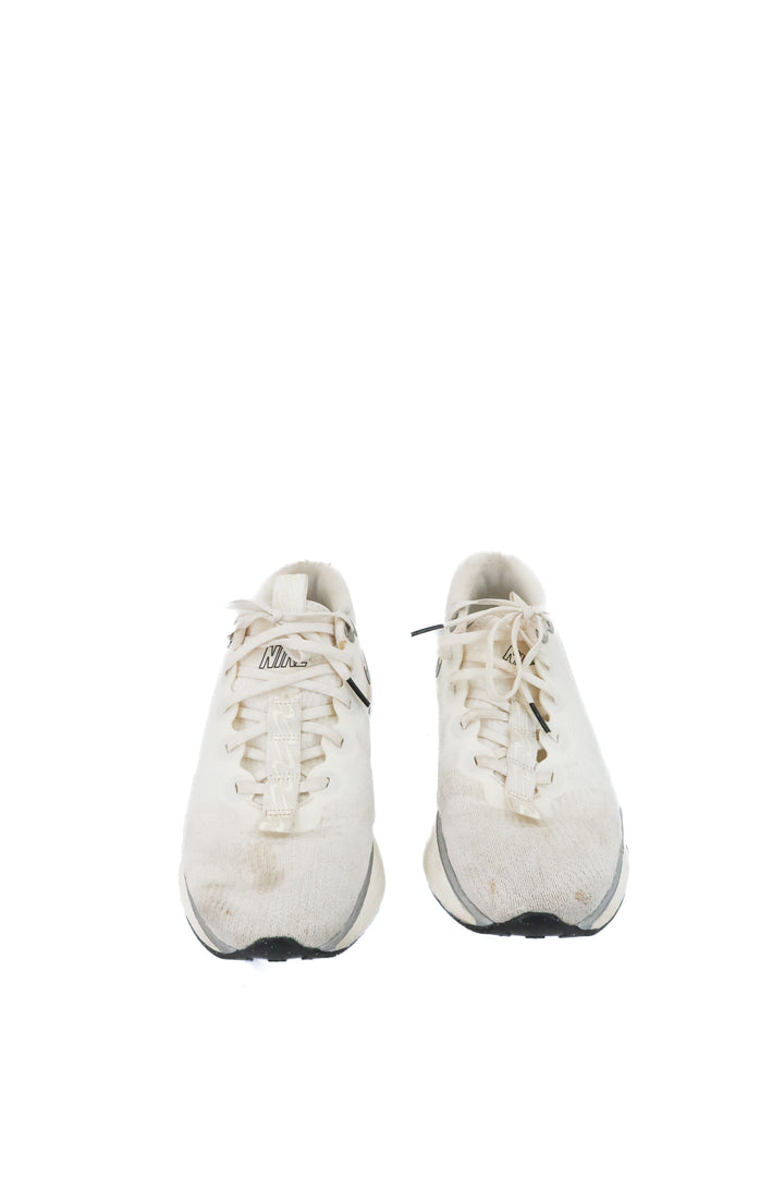 nike white sneaker (9.5)