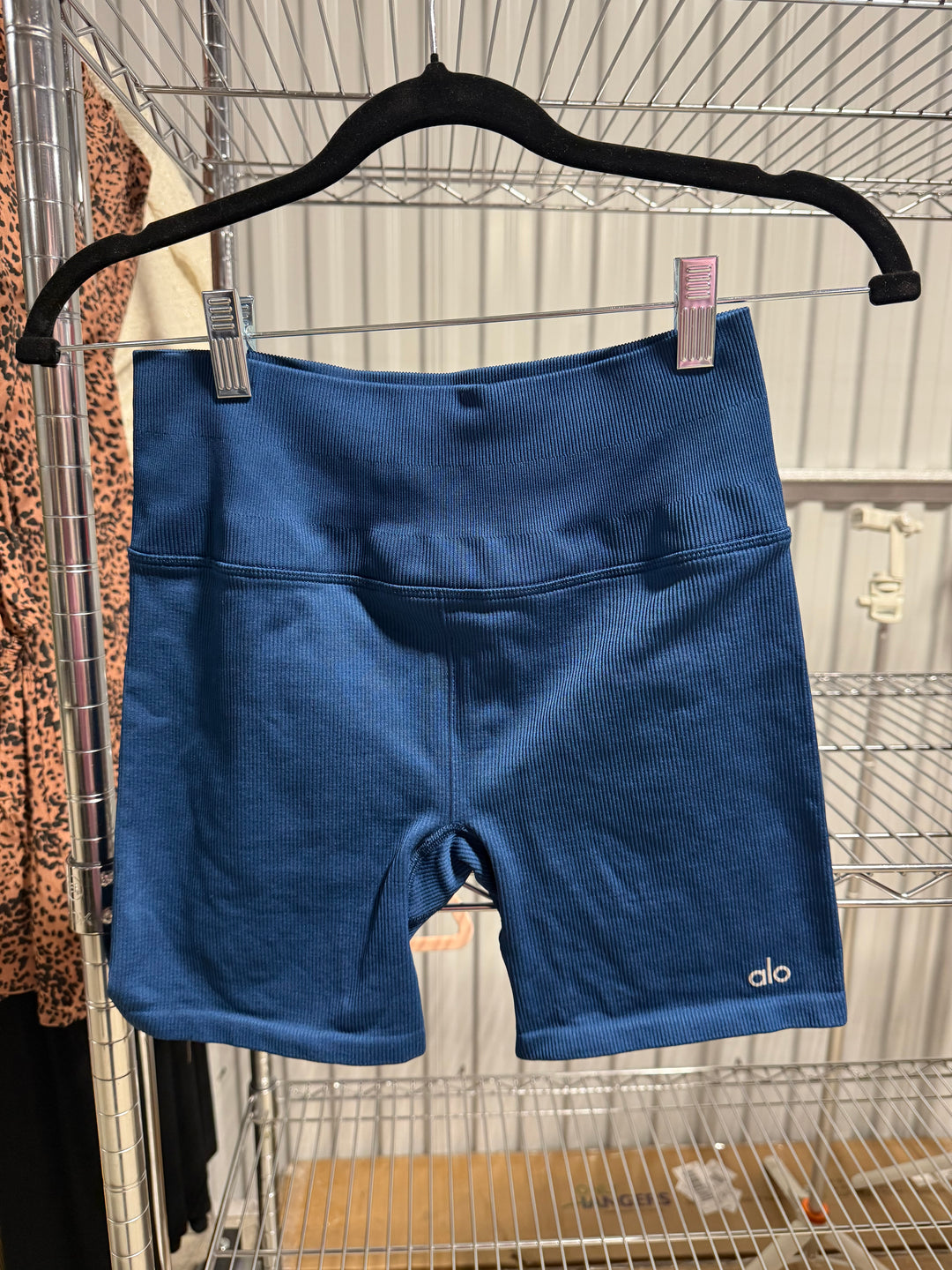 SOLD: Alo 5" Seamless Ribbed Favorite Short (S; retail $68)