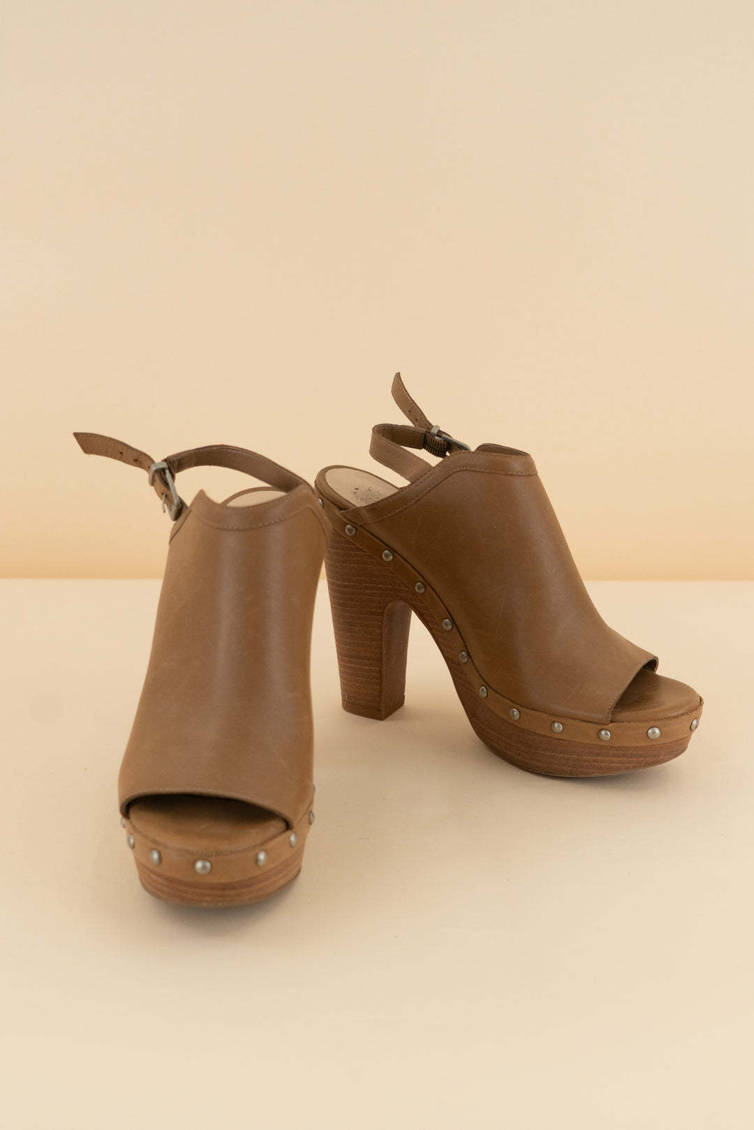 jessica simpson tan studded open toe heel (size 6.5; retail $90)