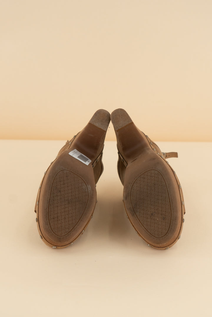 jessica simpson tan studded open toe heel (size 6.5; retail $90)