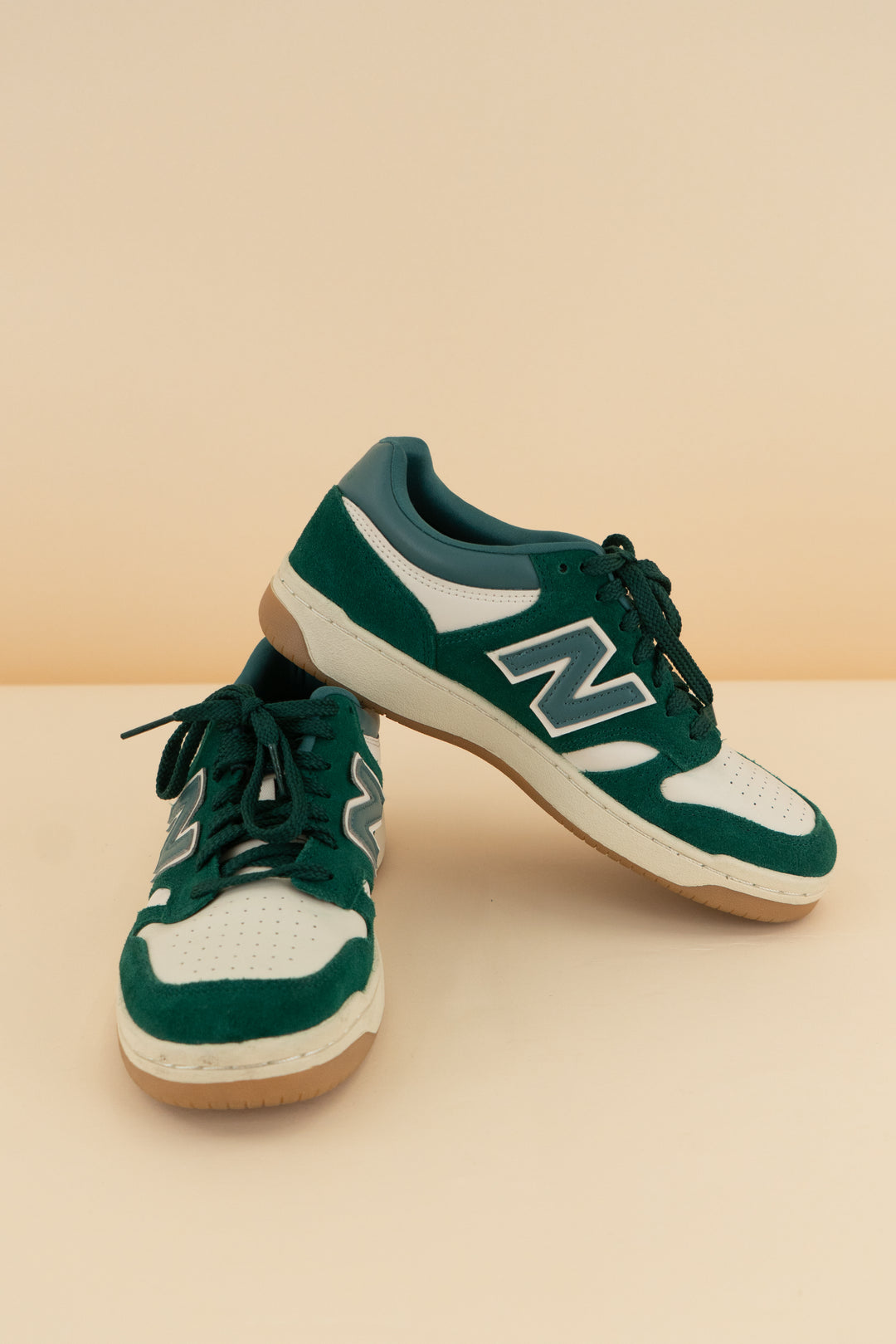 new balance 480 green and white sneaker (8; retail $90)