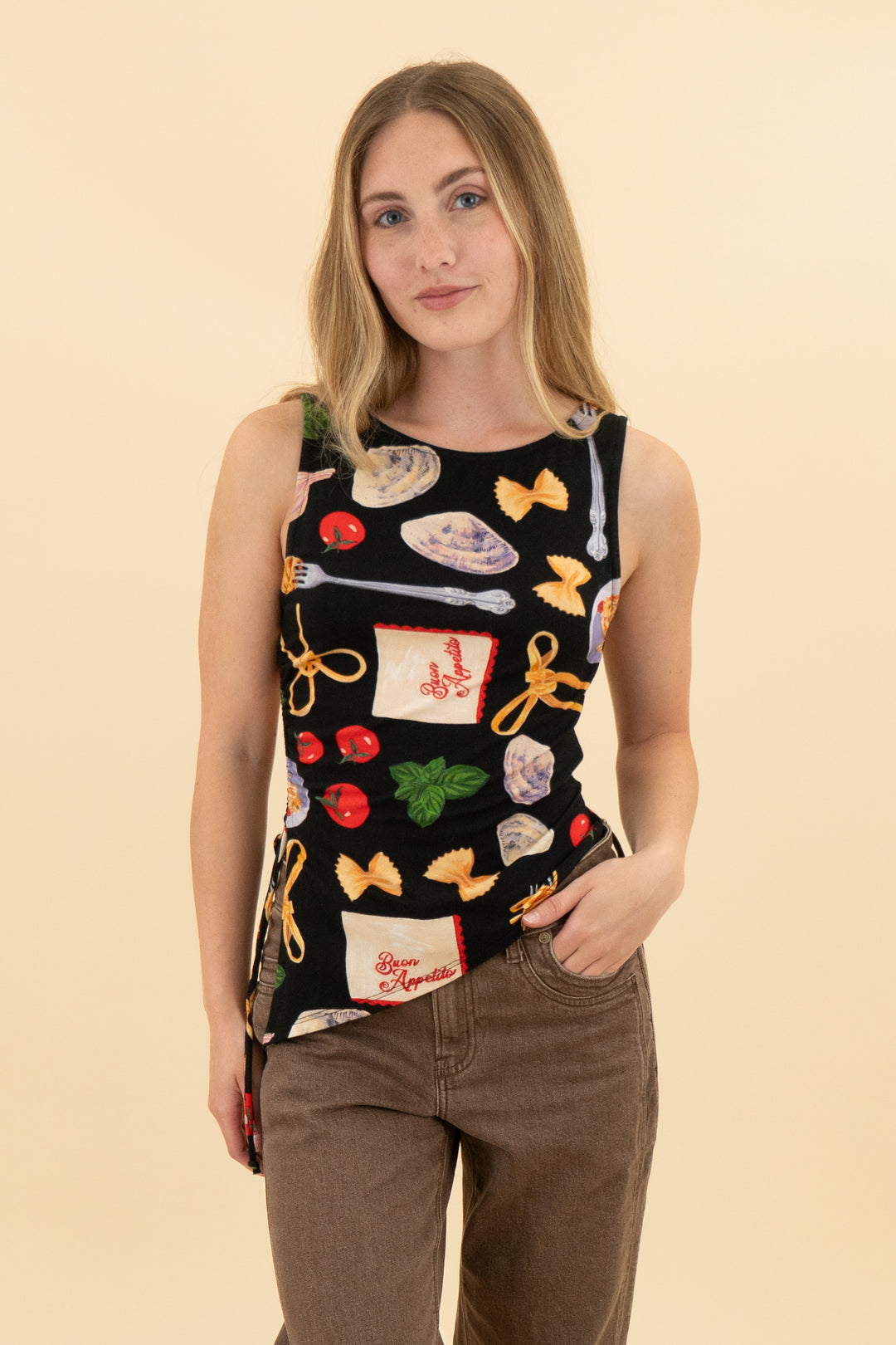 lisa says gah black pasta/veggie print top (xs)