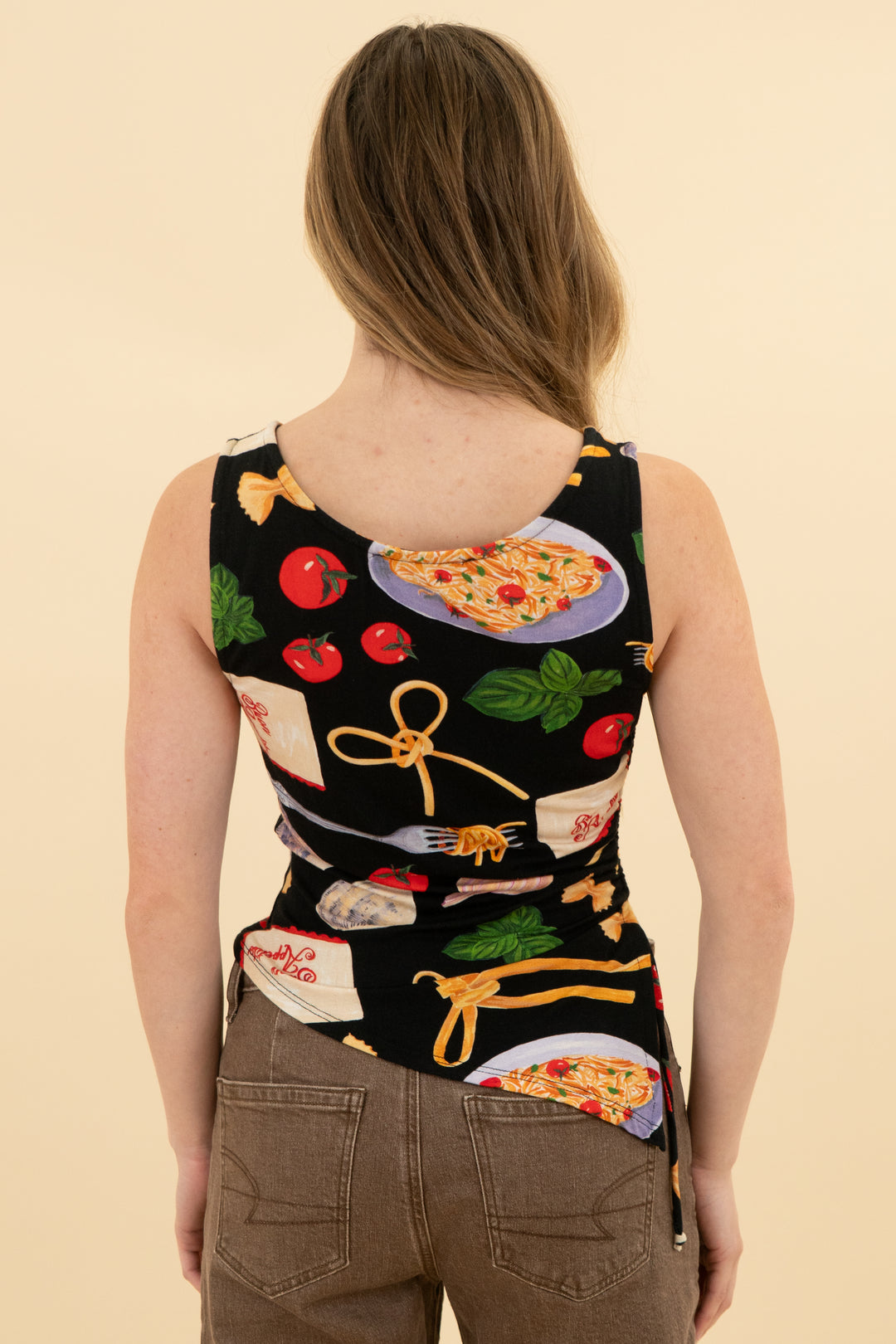 lisa says gah black pasta/veggie print top (xs)