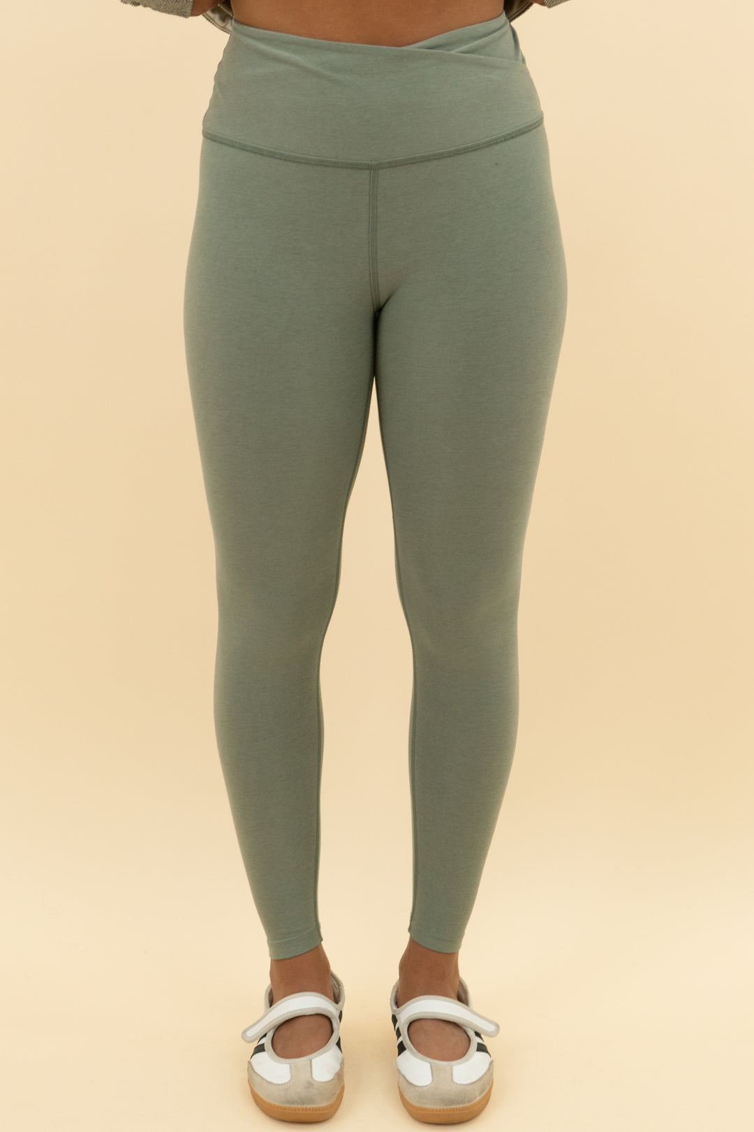 beyond yoga light green leggings (m)