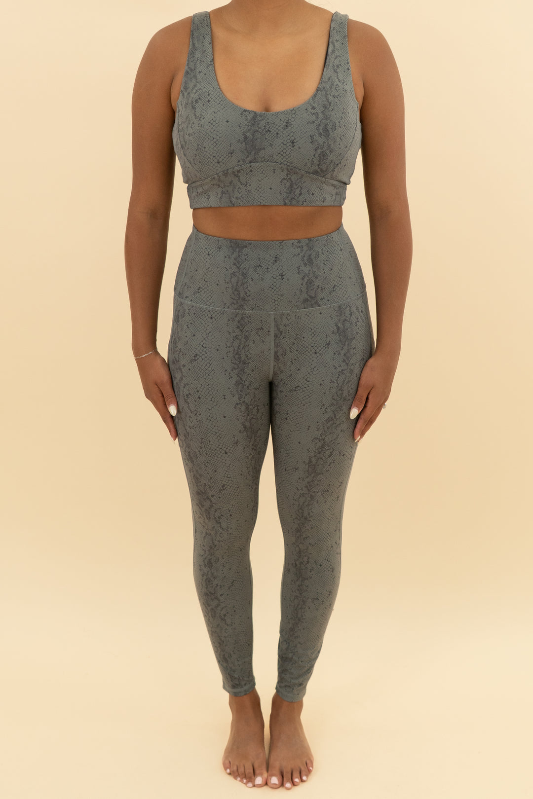 varley grey snakeskin sports bra and leggings set (m)