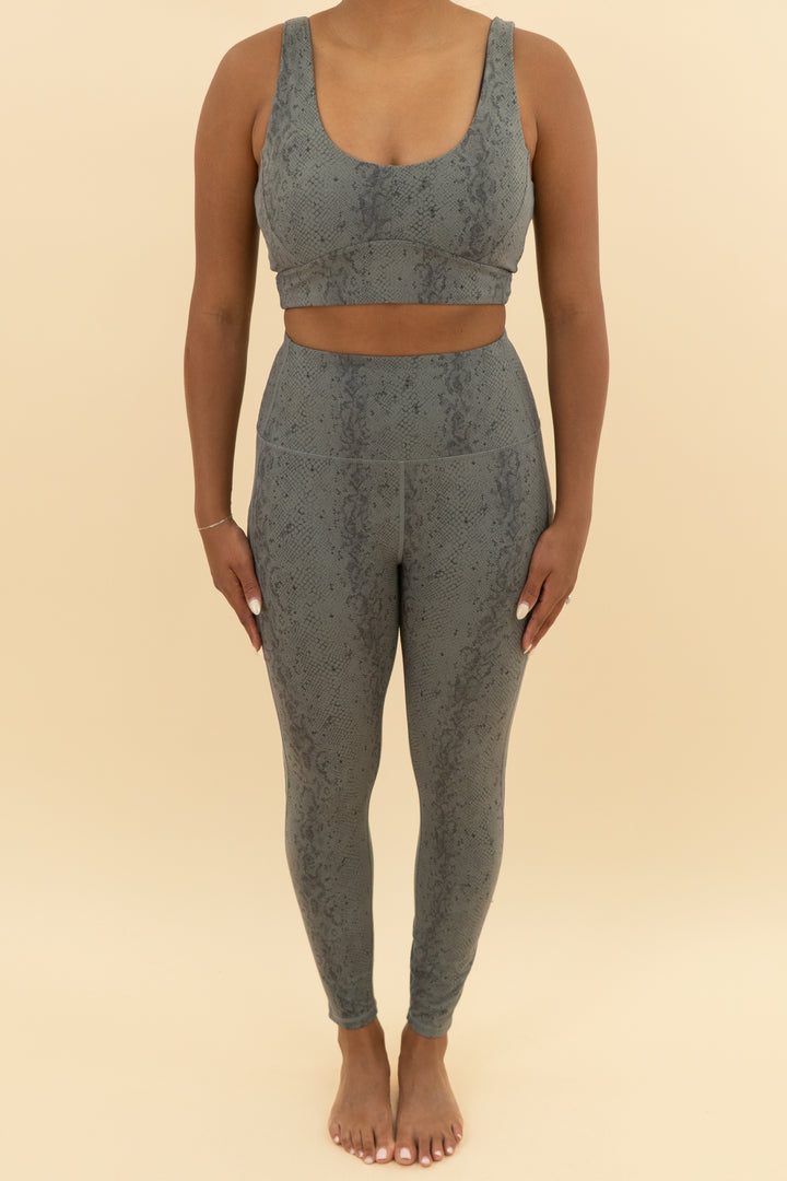 varley grey snakeskin sports bra and leggings set (m)