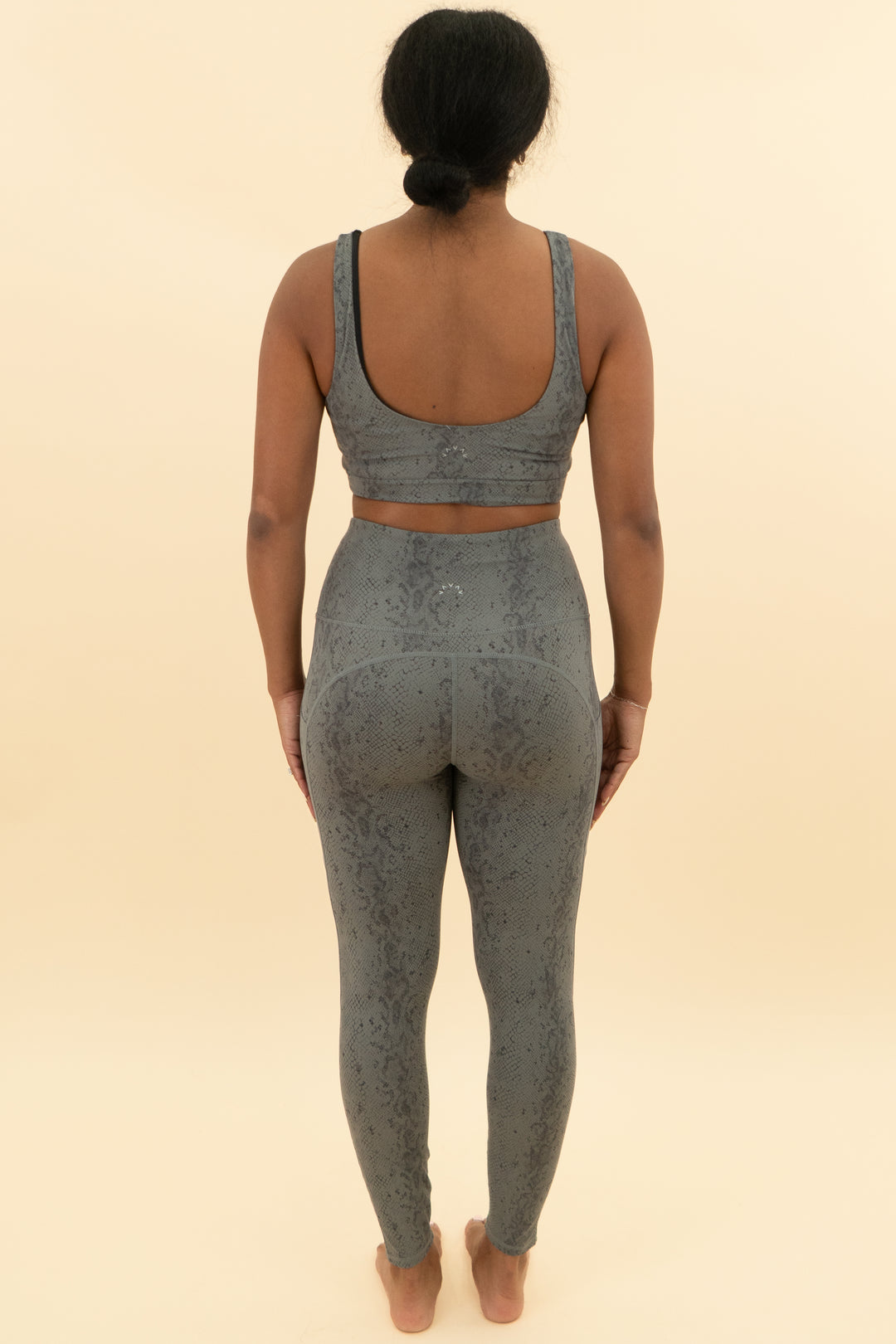 varley grey snakeskin sports bra and leggings set (m)