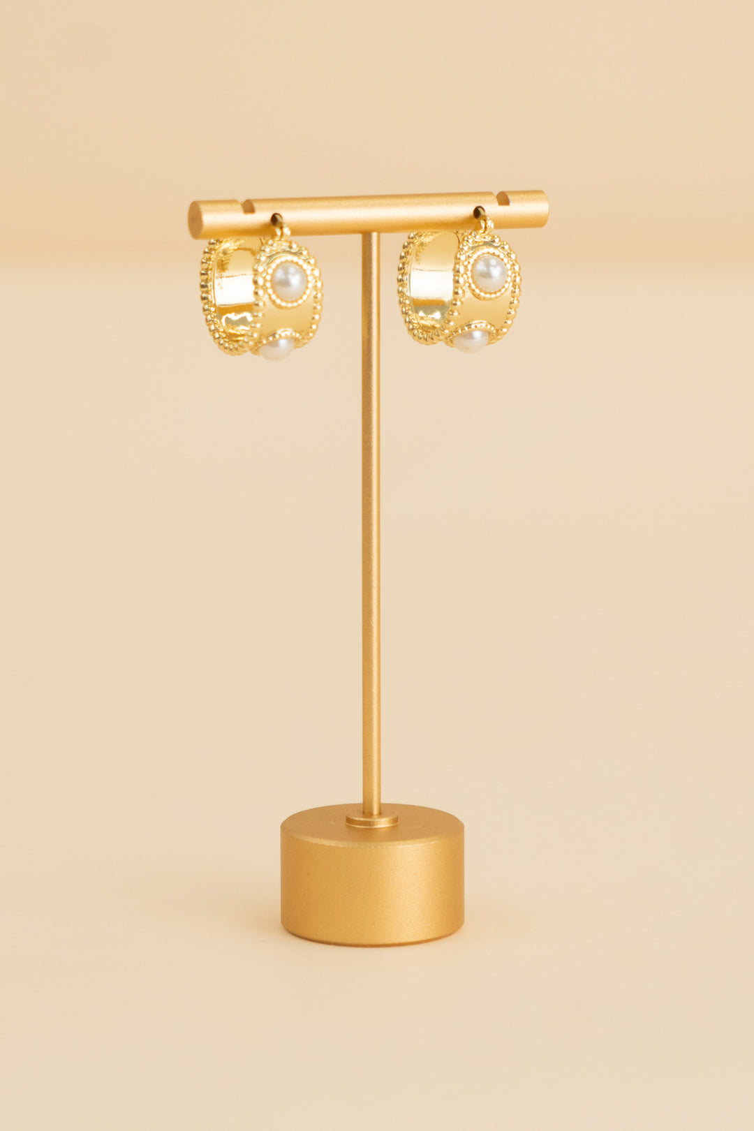 gold pearl hoop earring (os)