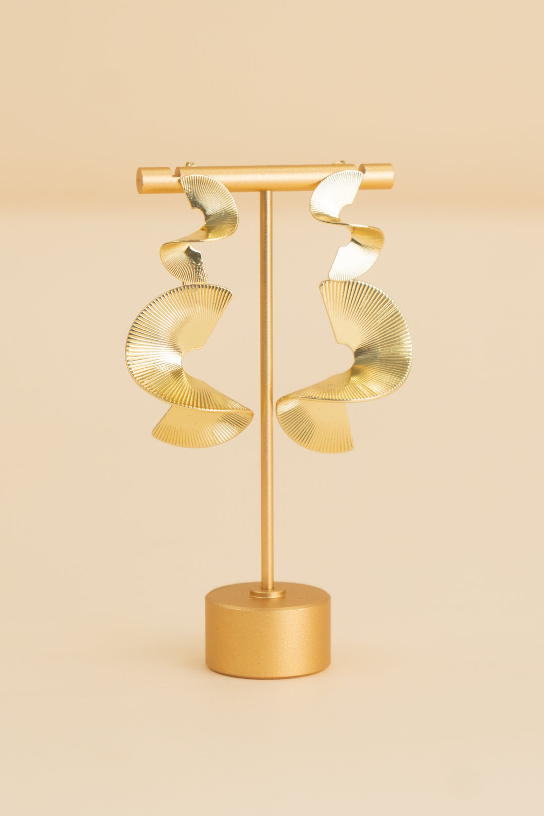 gold spiral earring (os)