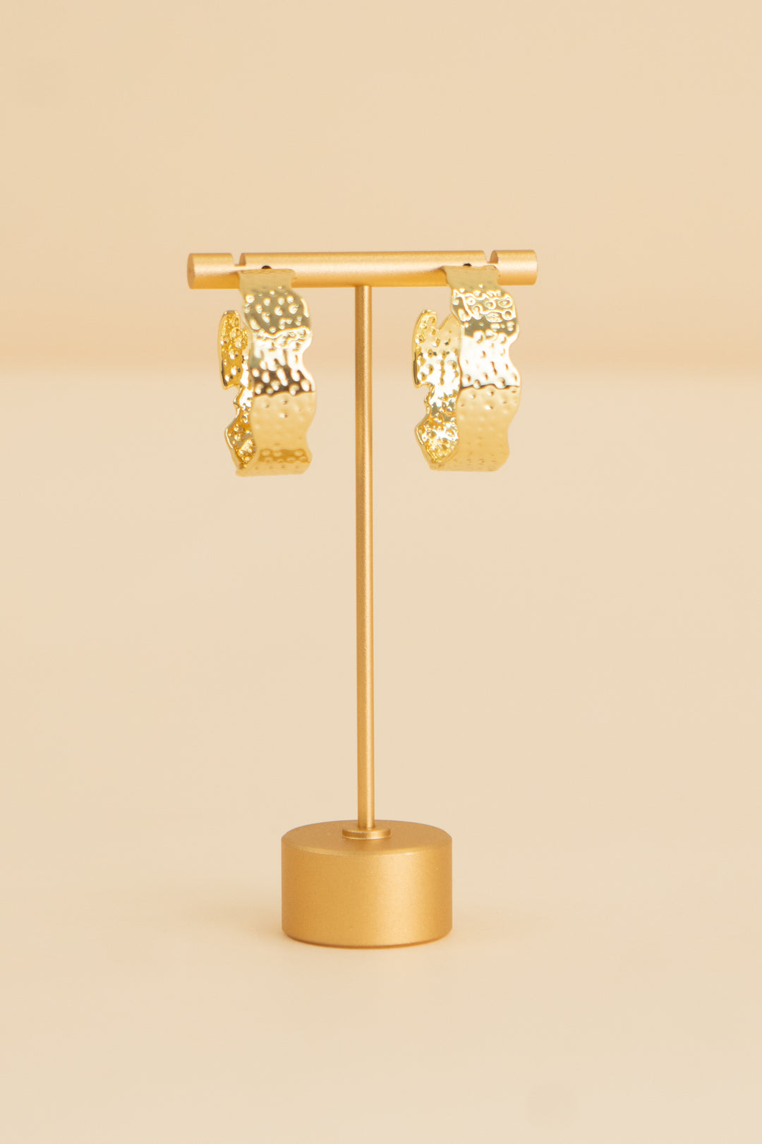 gold hammered hoop earring (os)