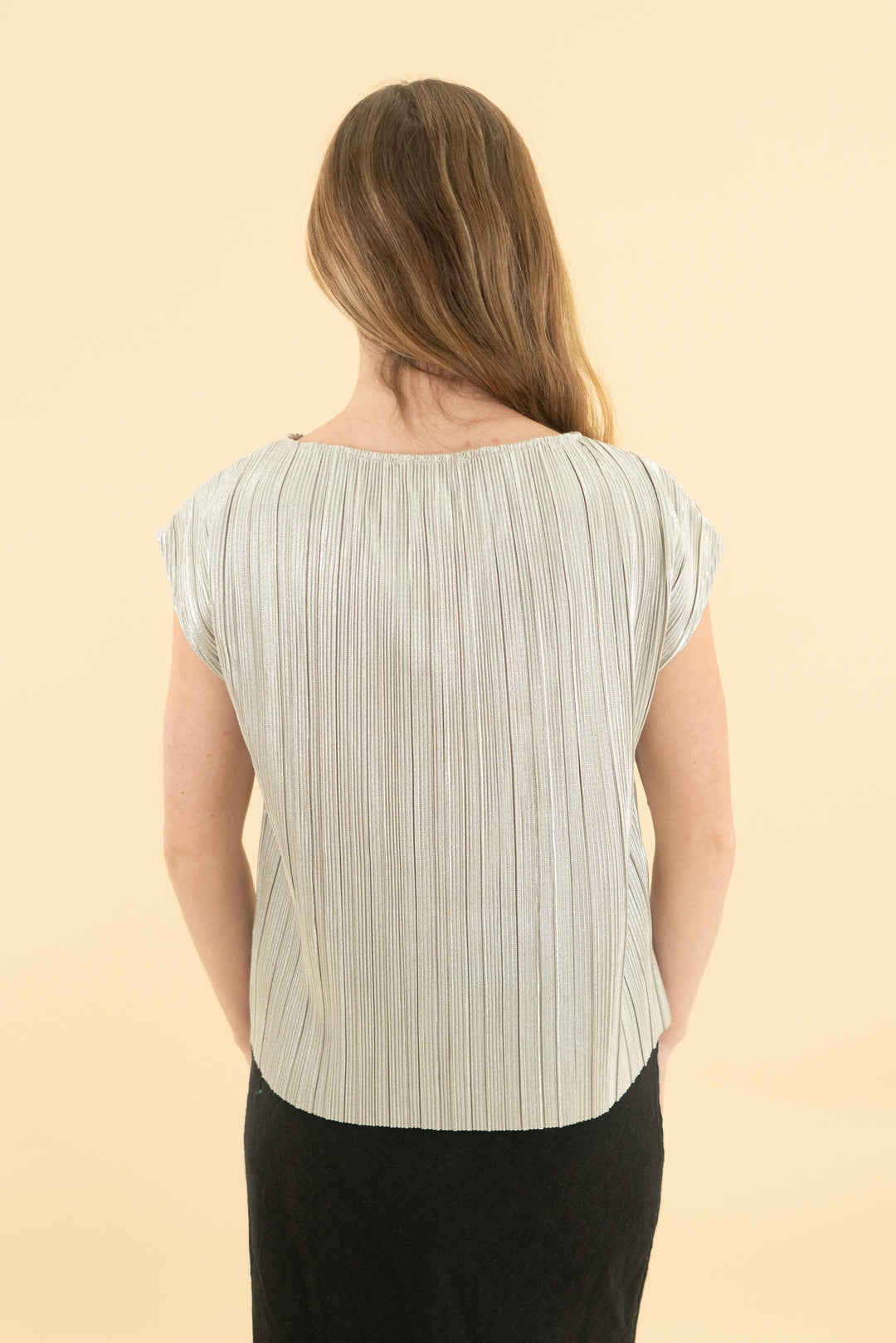 evereve champagne metallic plisse top (xs)