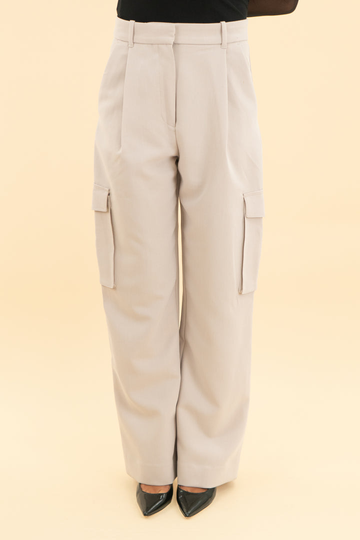 abercrombie & fitch tan cargo trouser pants (27; retail $90)