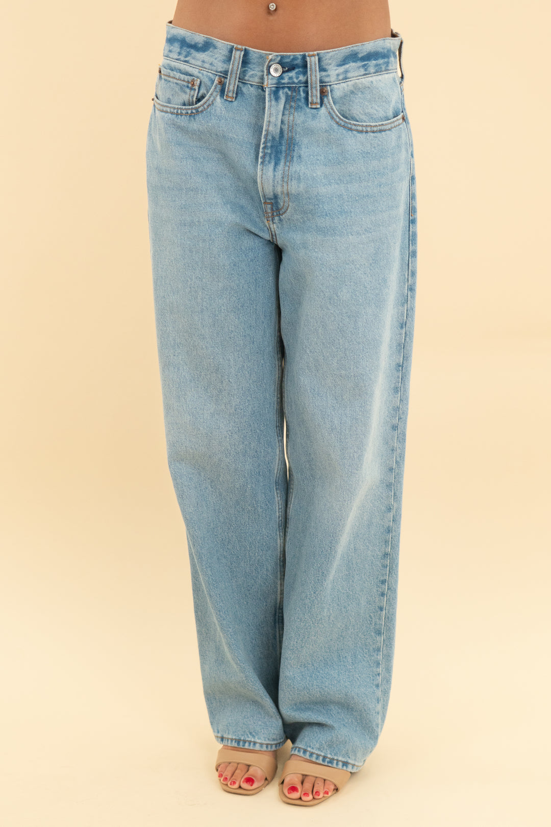 abercrombie & fitch the slouchy jean mid rise light wash (26; retail $90)
