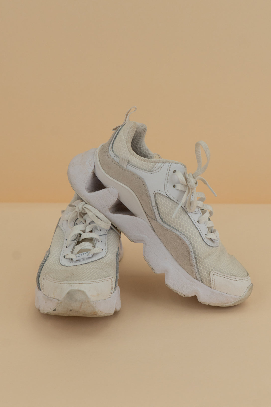 nike ryz 365 2 white cream sneakers (7; retail $145)