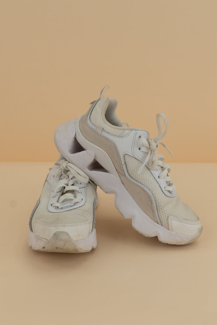 nike ryz 365 2 white cream sneakers (7; retail $145)