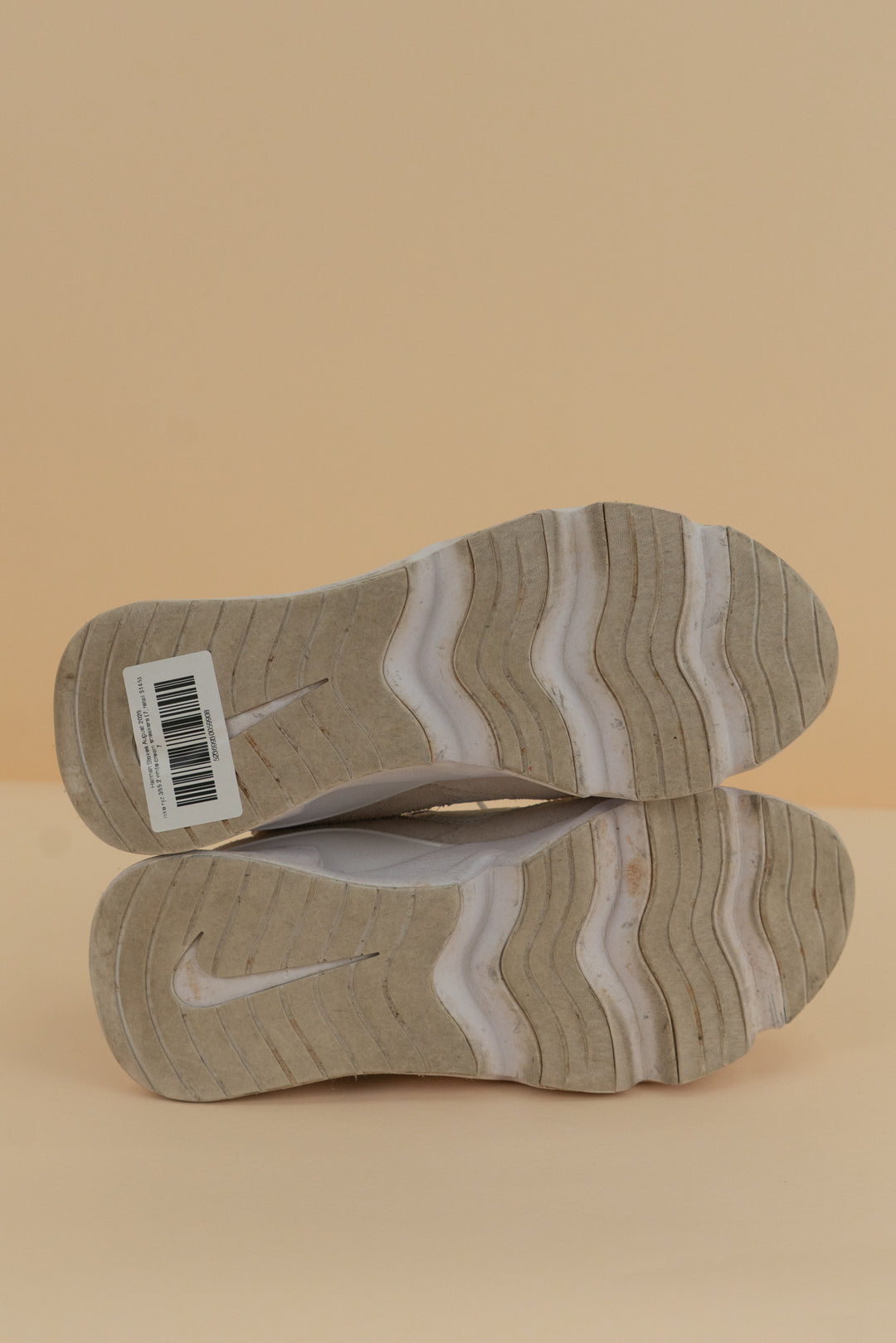 nike ryz 365 2 white cream sneakers (7; retail $145)