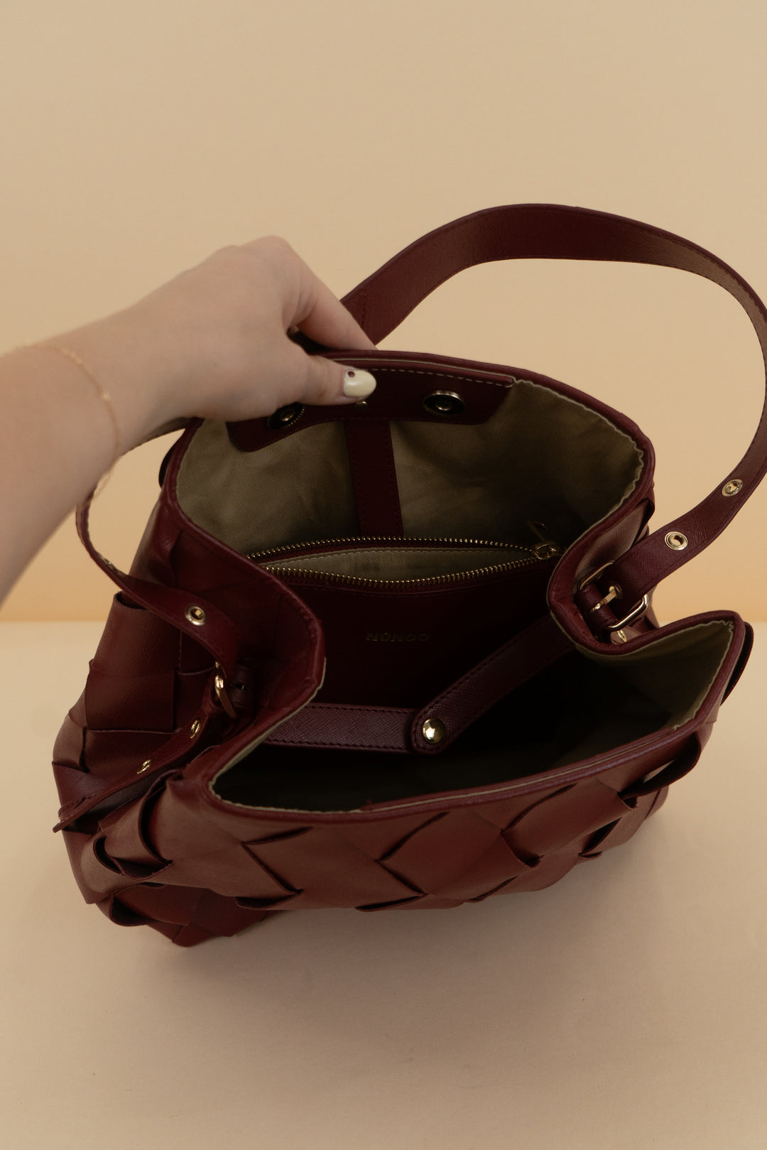 núnoo red weave shoulder bag