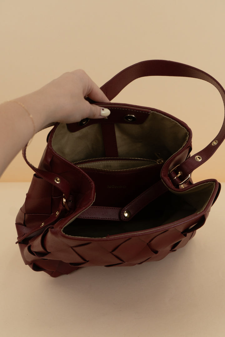 núnoo red weave shoulder bag