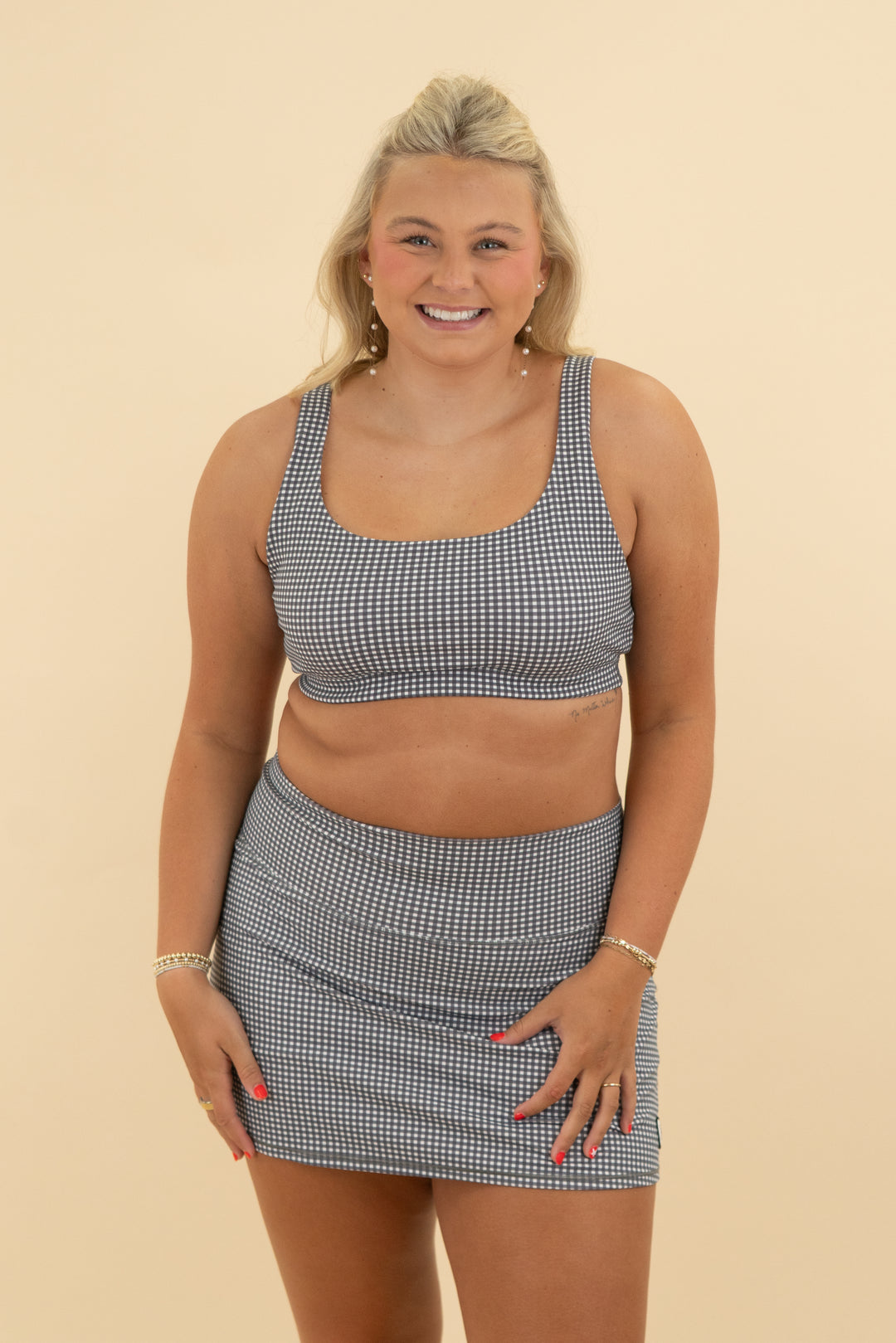 vuori grey and white gingham sports bra (xl)