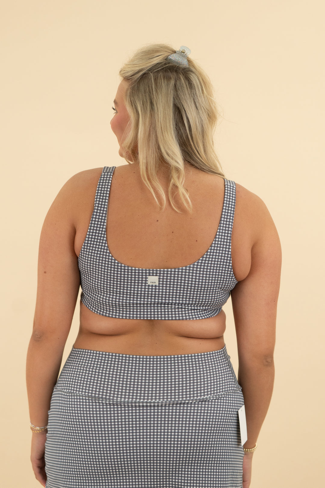 vuori grey and white gingham sports bra (xl)