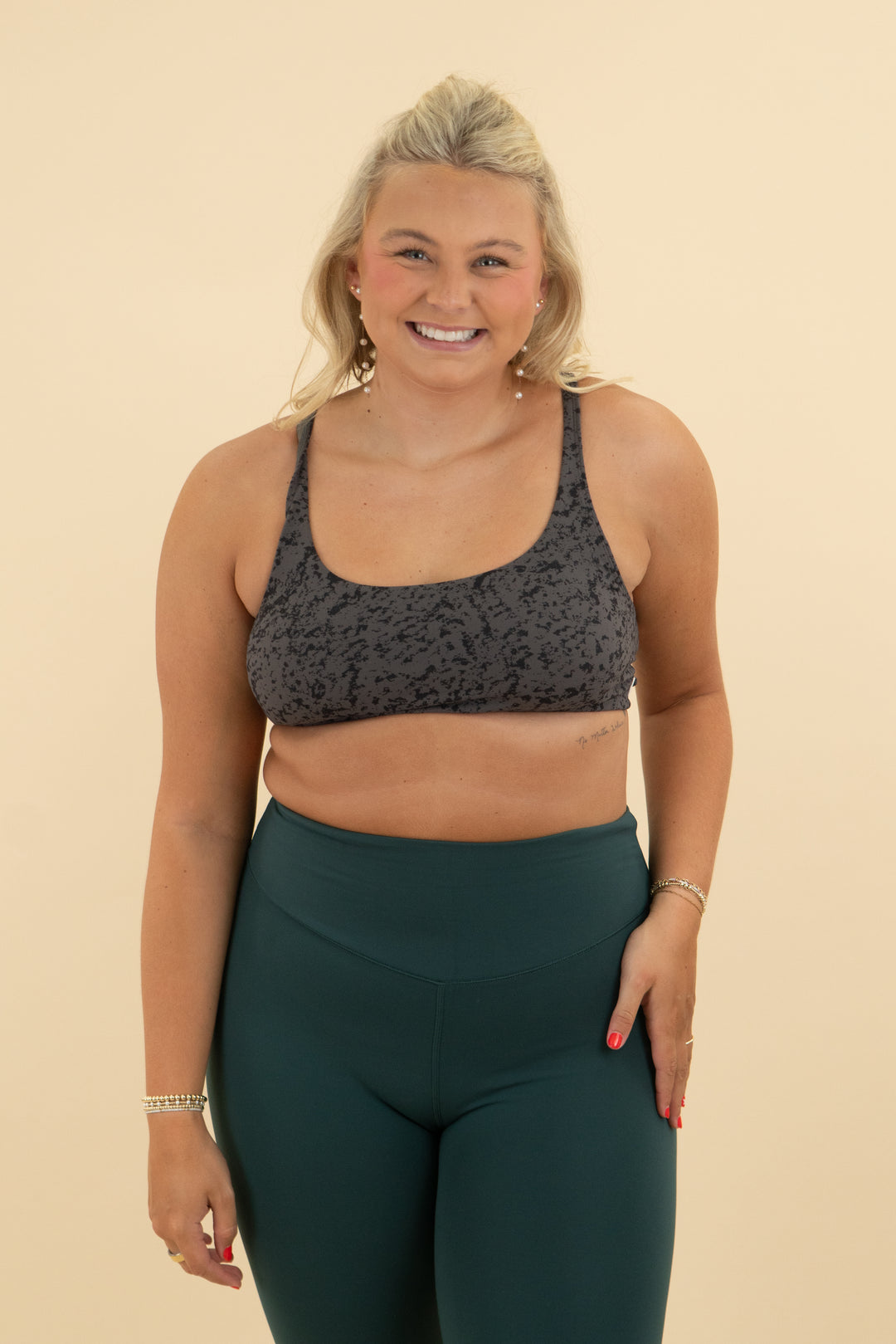 vuori dark grey patterned sports bra (l)