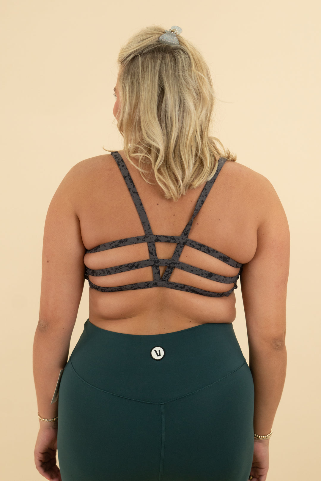 vuori dark grey patterned sports bra (l)