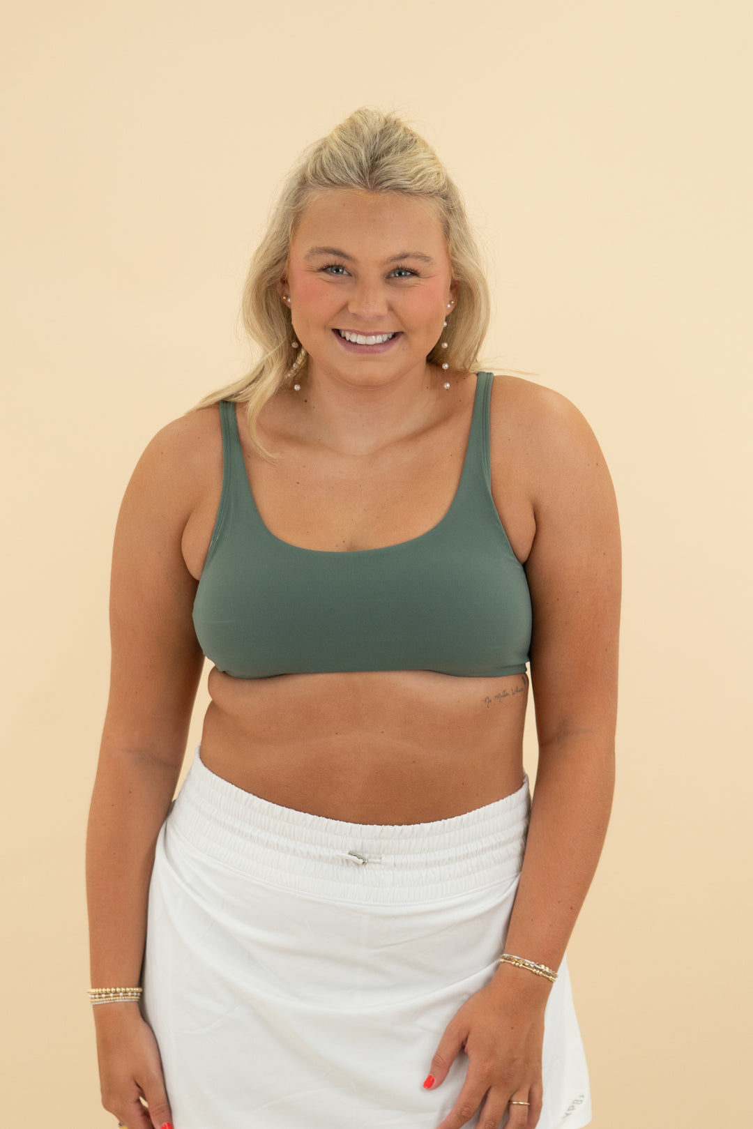 vuori sage green sports bra (l)