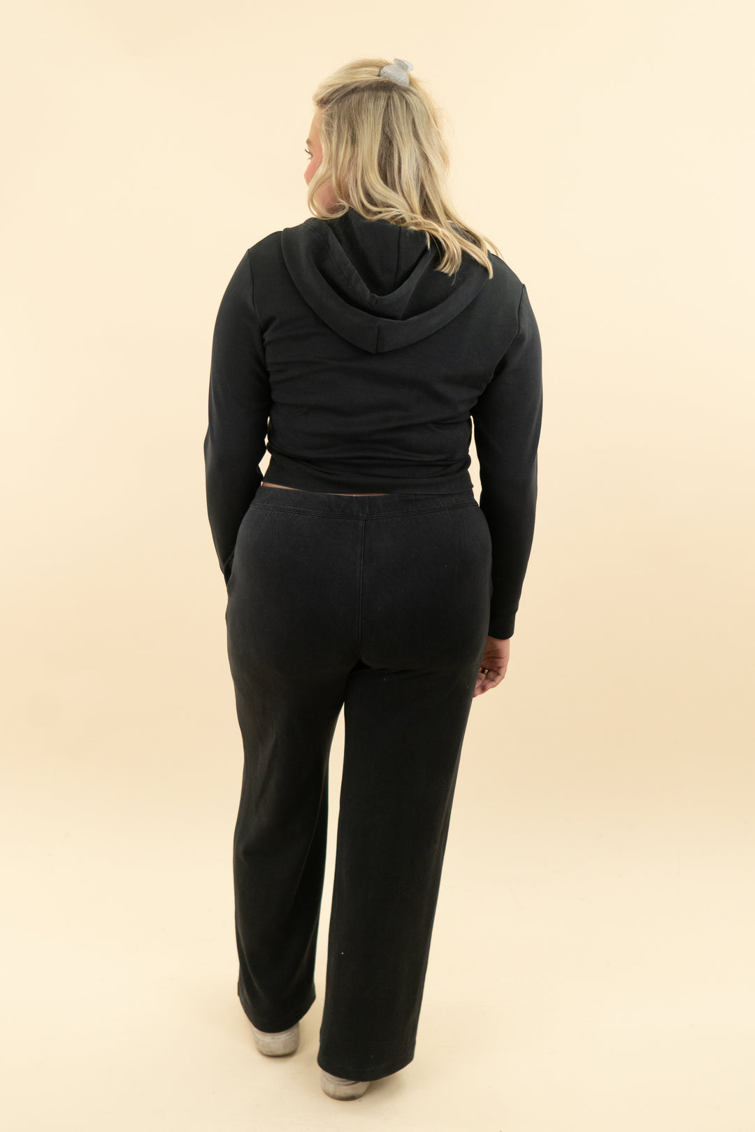 vuori black cropped zip up hoodie & sweatpants set (l)
