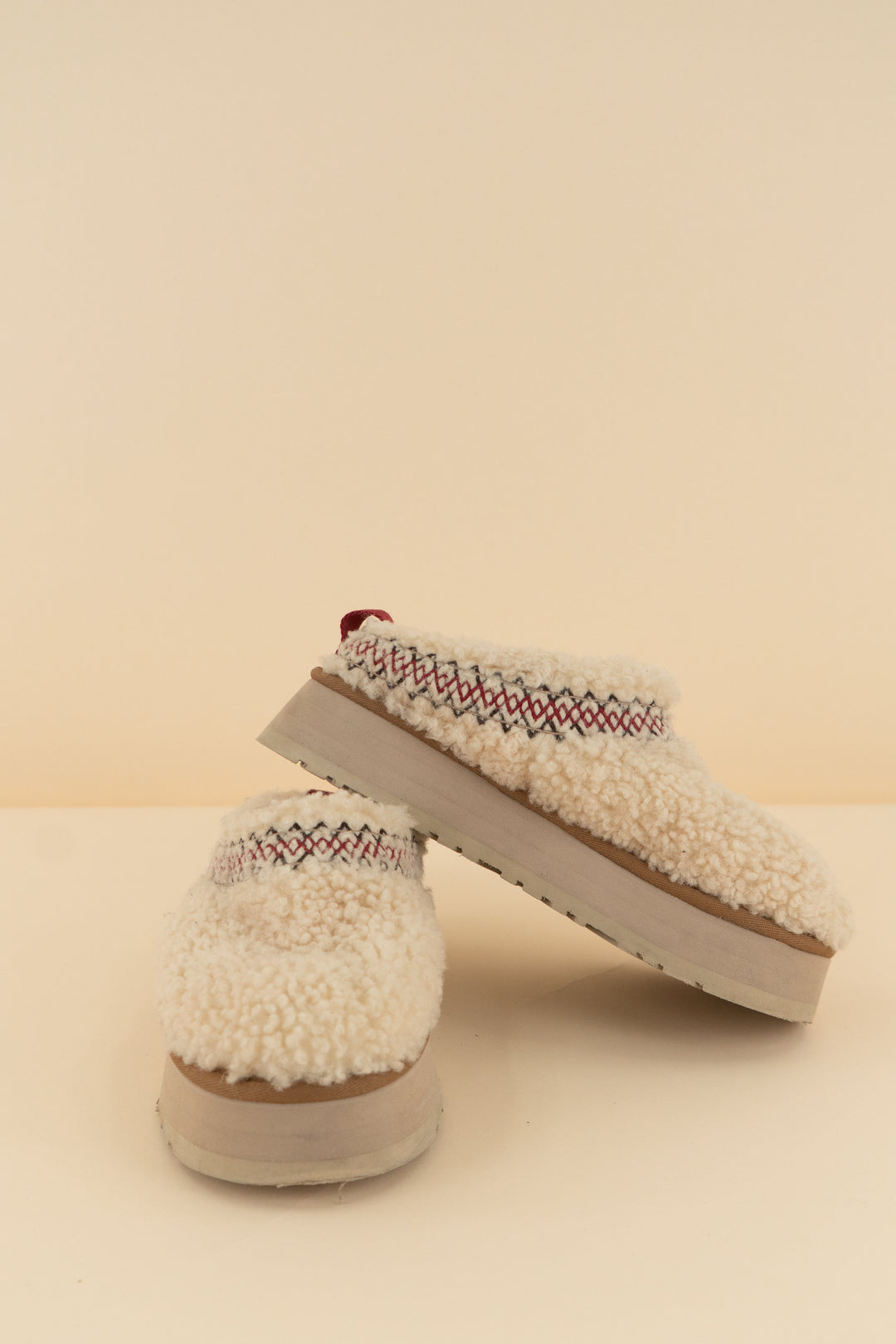 ugg sherpa tazmans (7; retail $135)