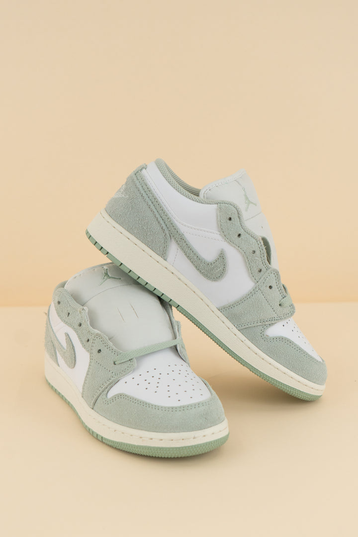 mint green nike air jordans nwot (6y; retail $185)