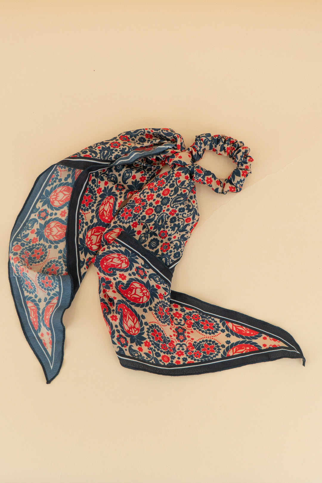 navy and red floral tie ribbon scrunchie nwt (OS, retail $18)