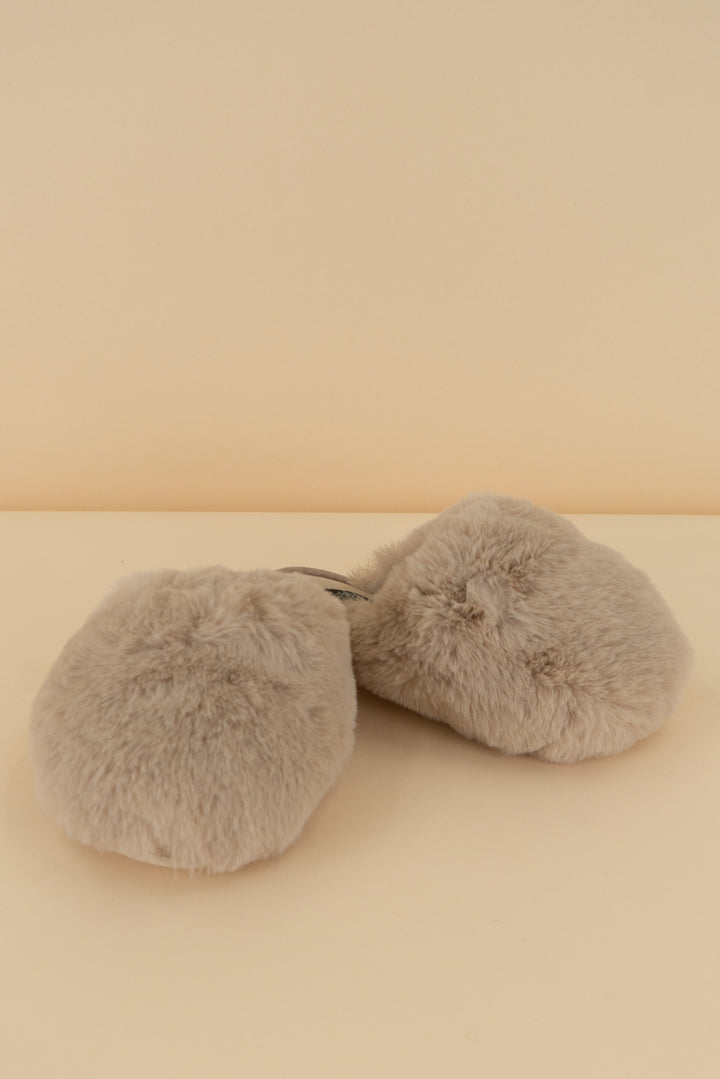 apres be cozy pale pink fuzzy slippers (m)