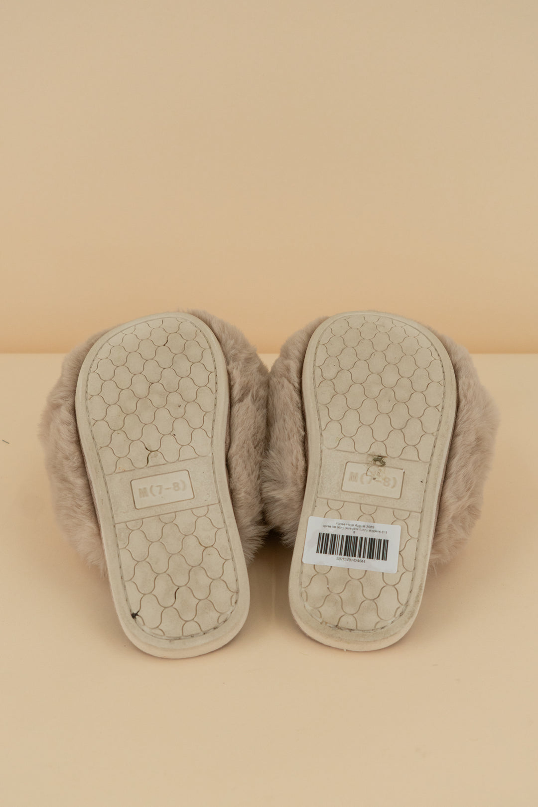 apres be cozy pale pink fuzzy slippers (m)
