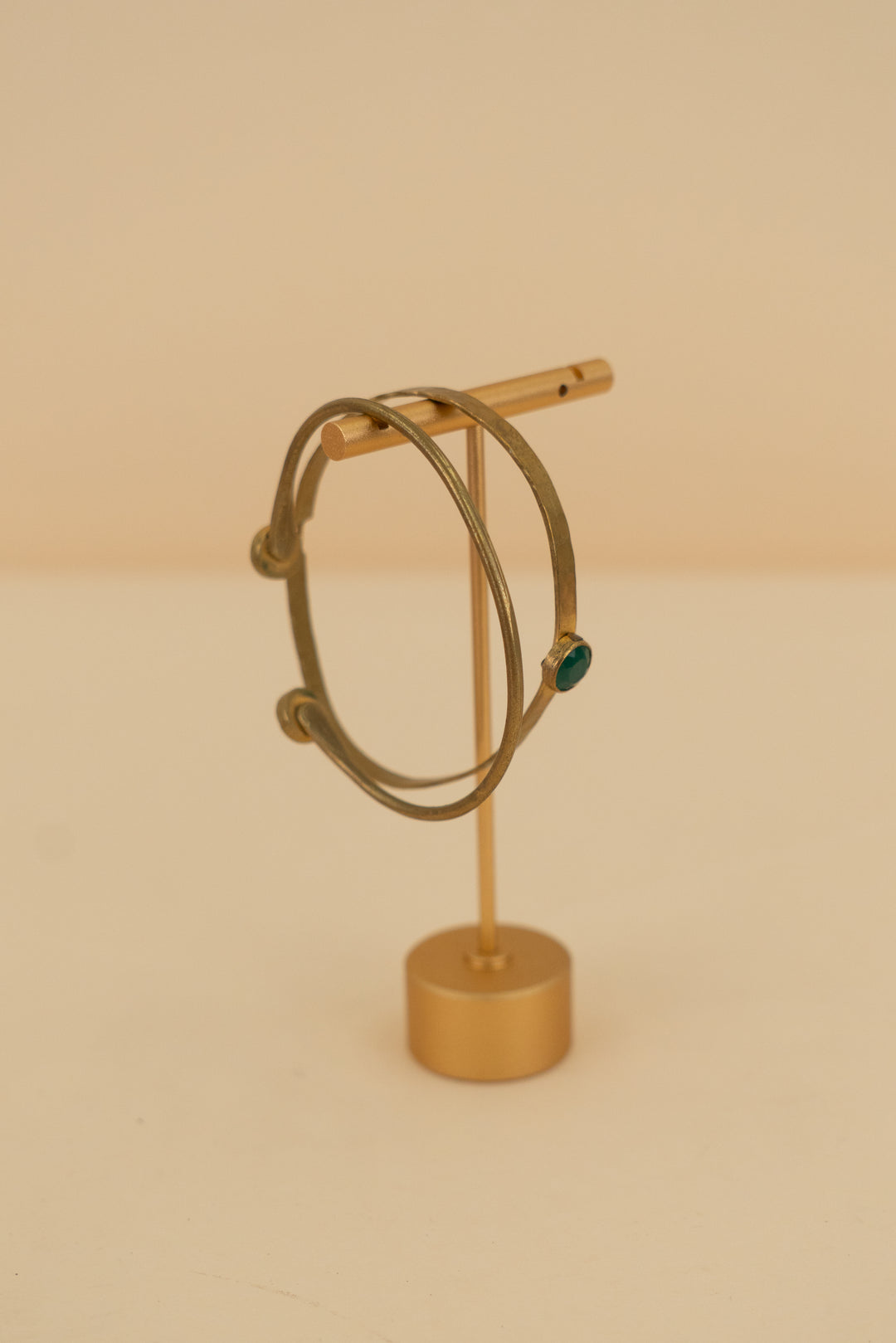 gold hammered bangle set with green gem (os)