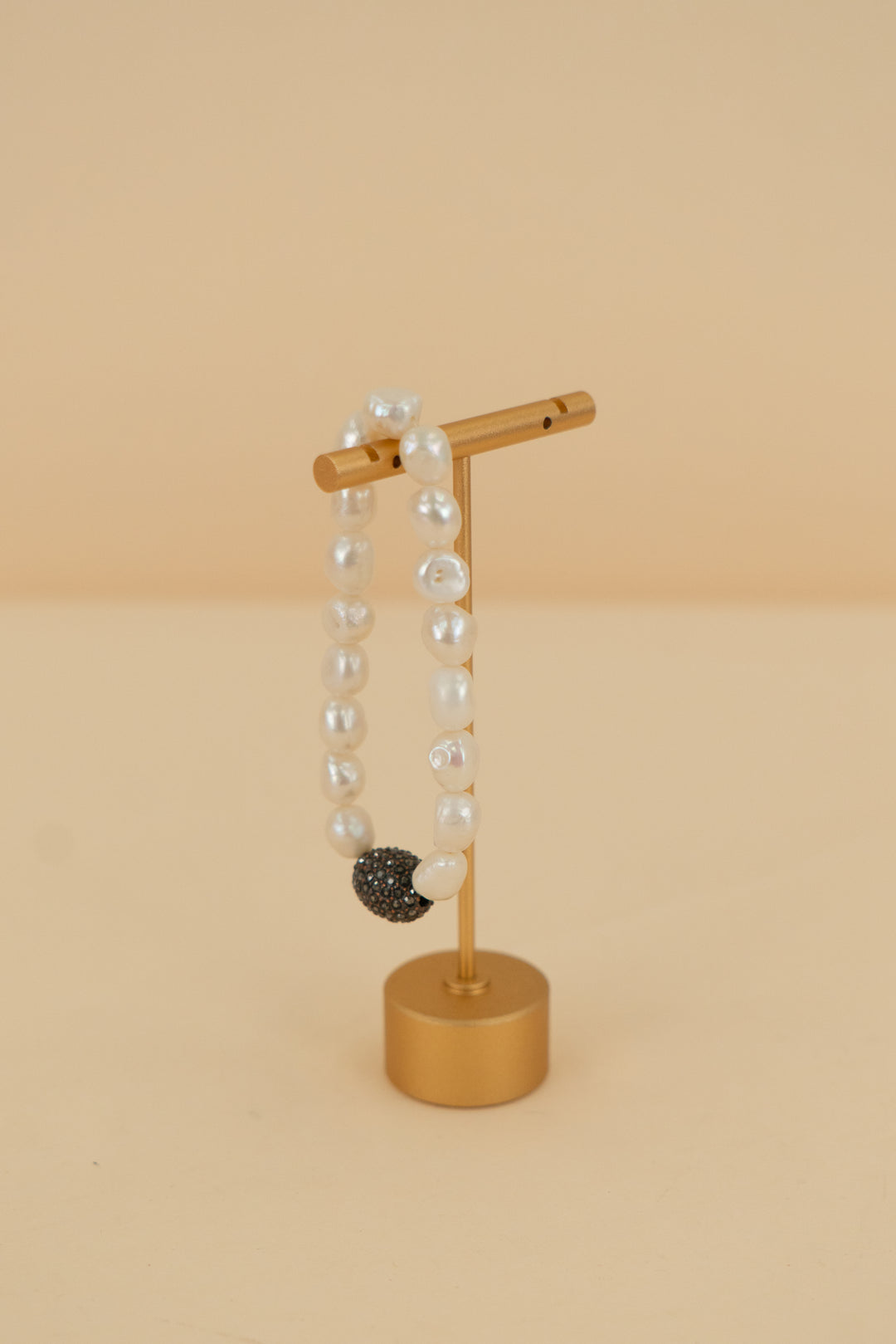 white stone bracelet with black bead (os)
