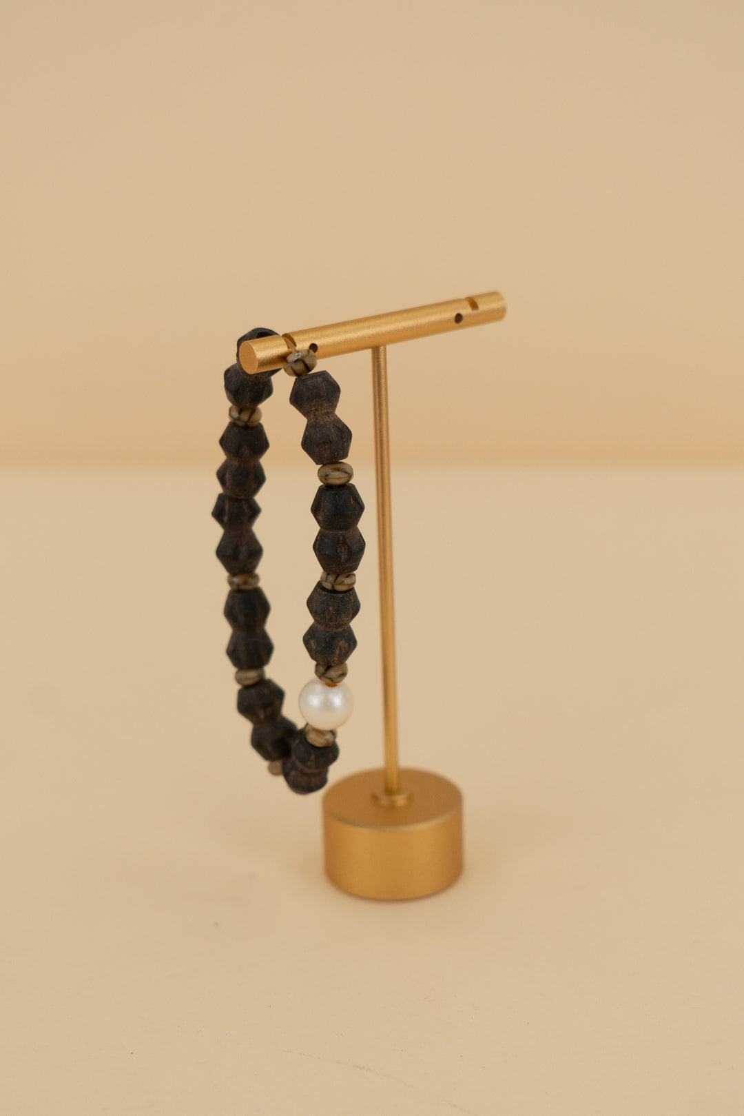 brown beaded bracelet with white stone (os)