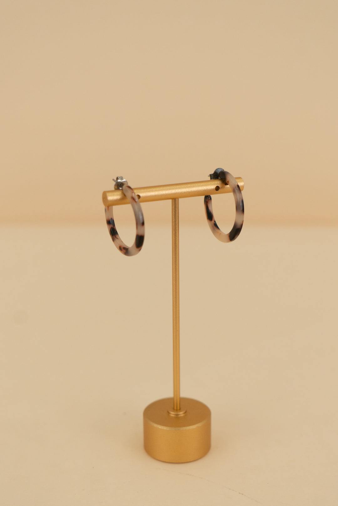 tortoise hoop earrings (os)